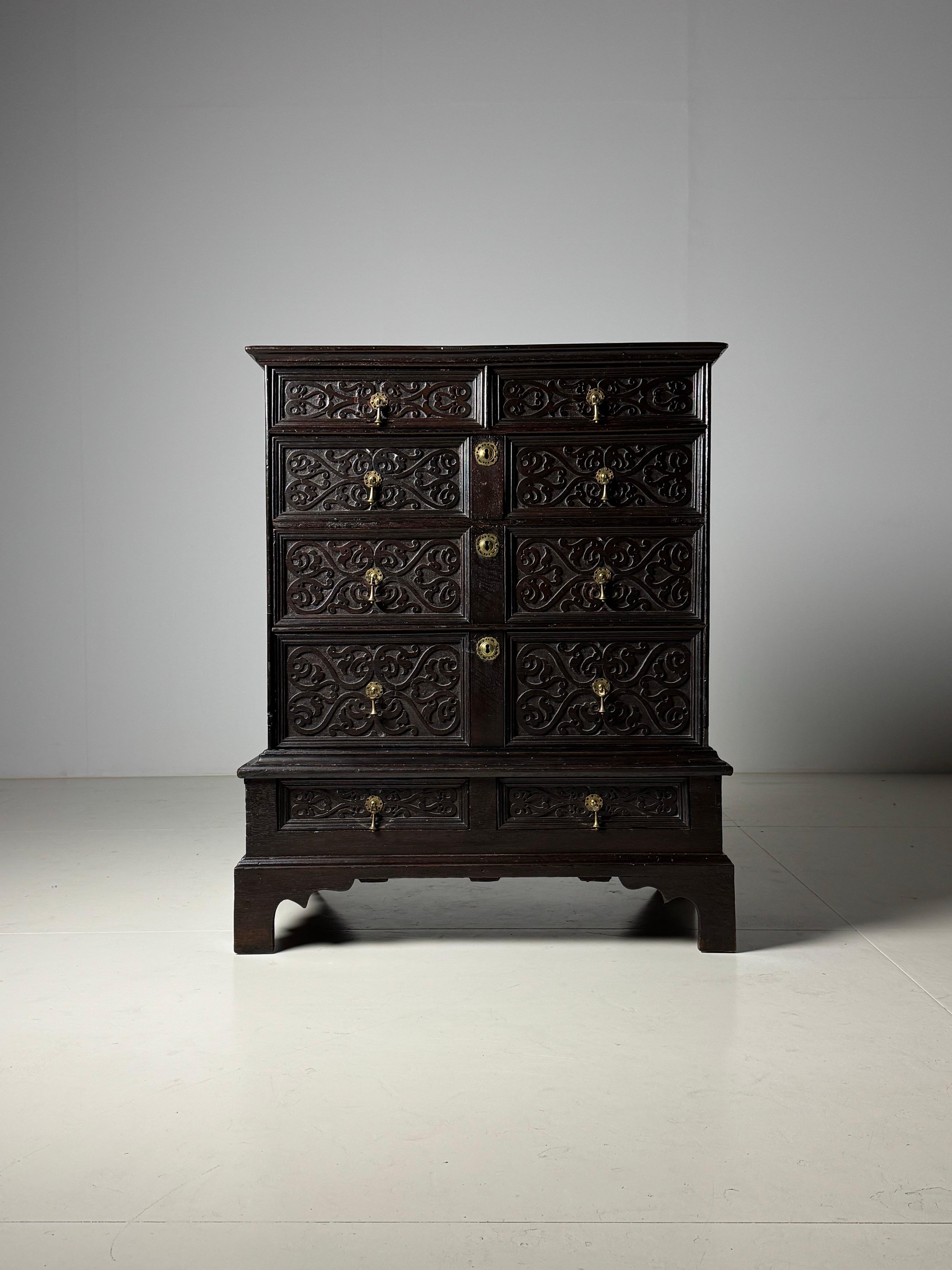 Commode anglaise du 19ème siècle avec façade sculptée en vente 6