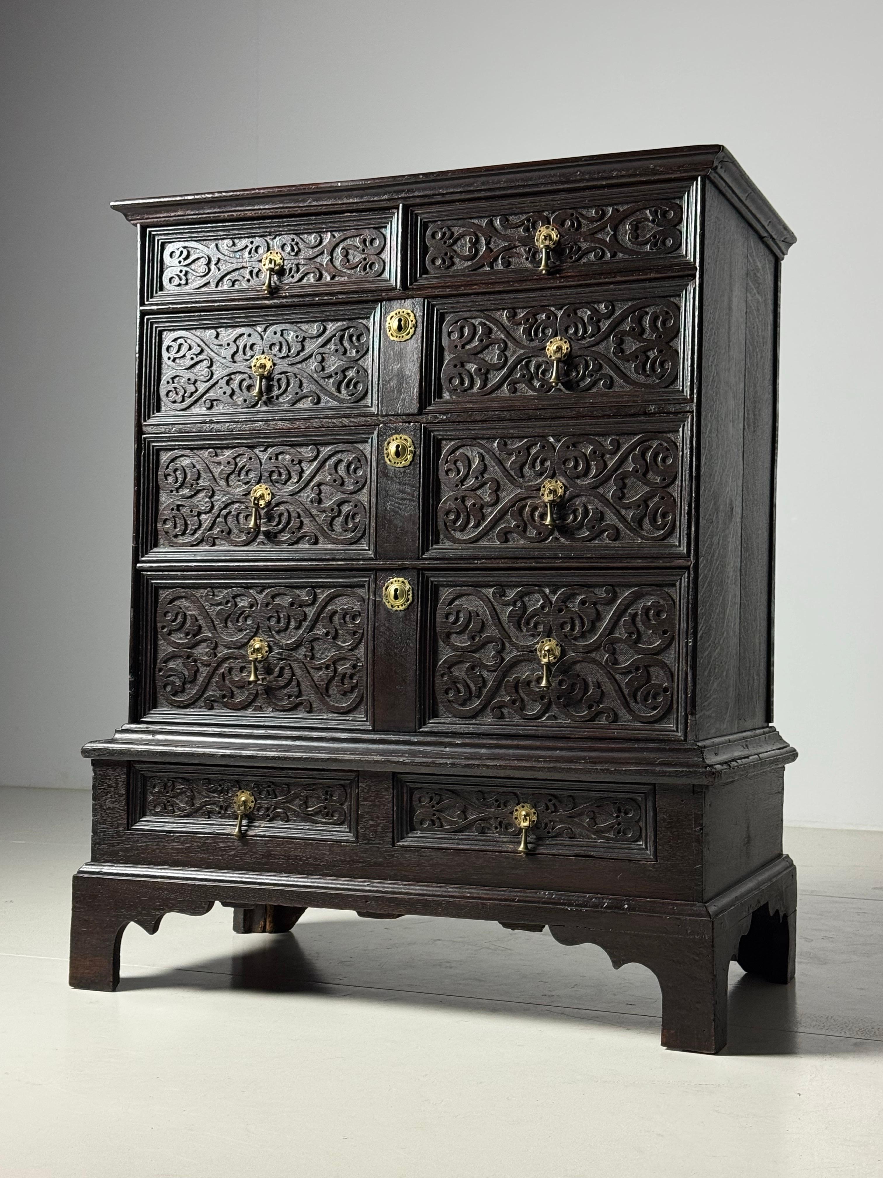 Commode anglaise du 19ème siècle avec façade sculptée en vente 7