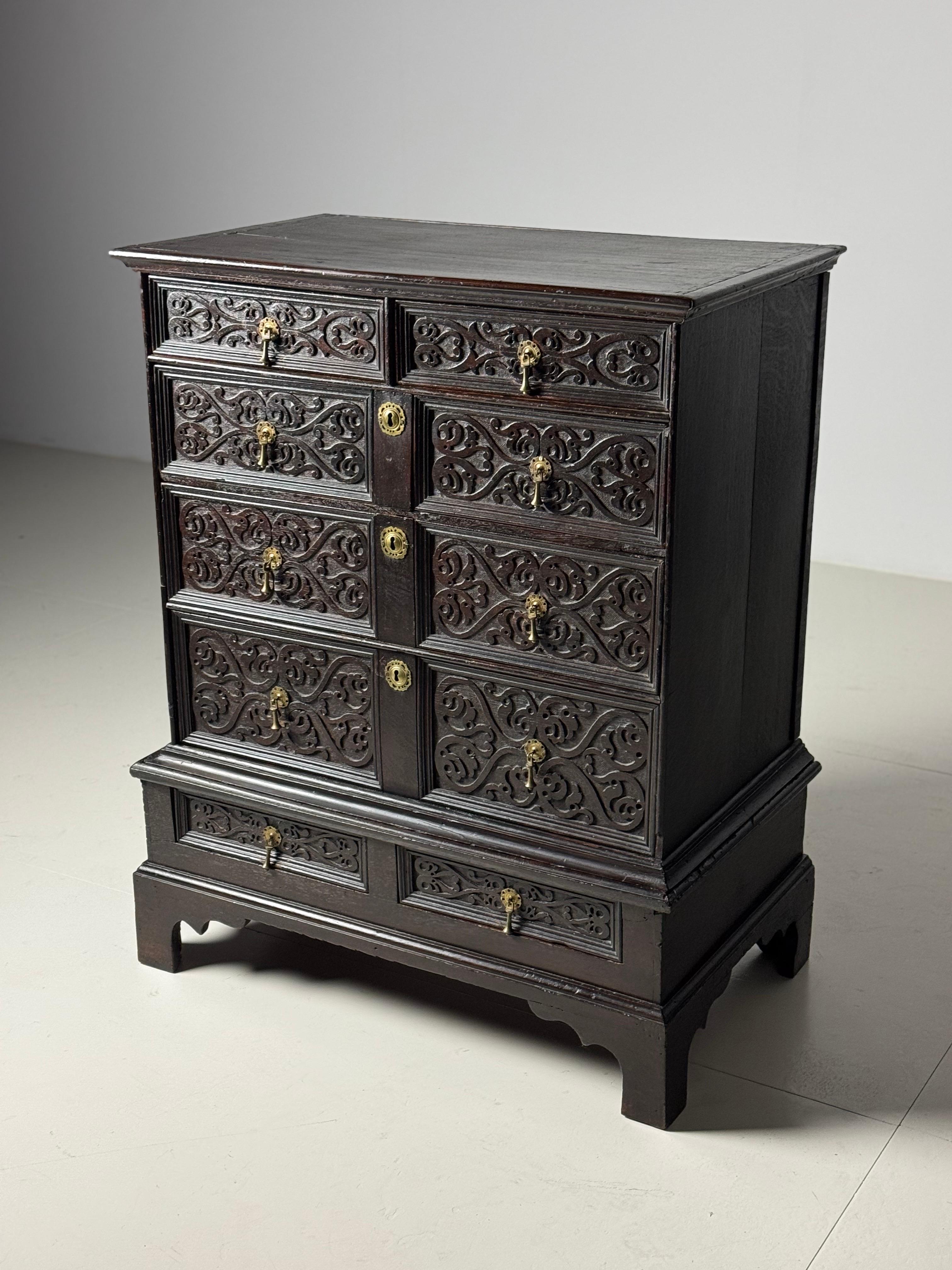 Commode anglaise du 19ème siècle avec façade sculptée en vente 8