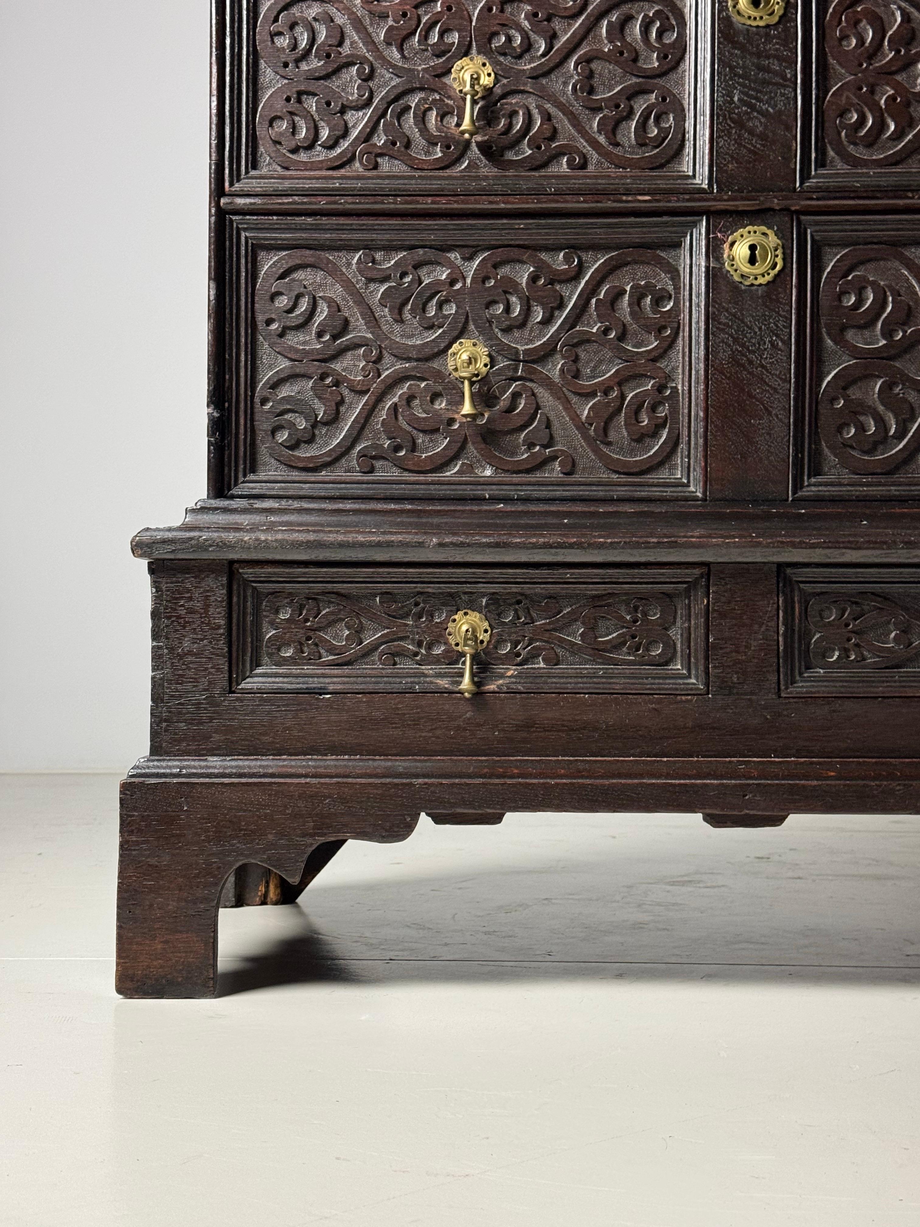 Commode anglaise du 19ème siècle avec façade sculptée en vente 9