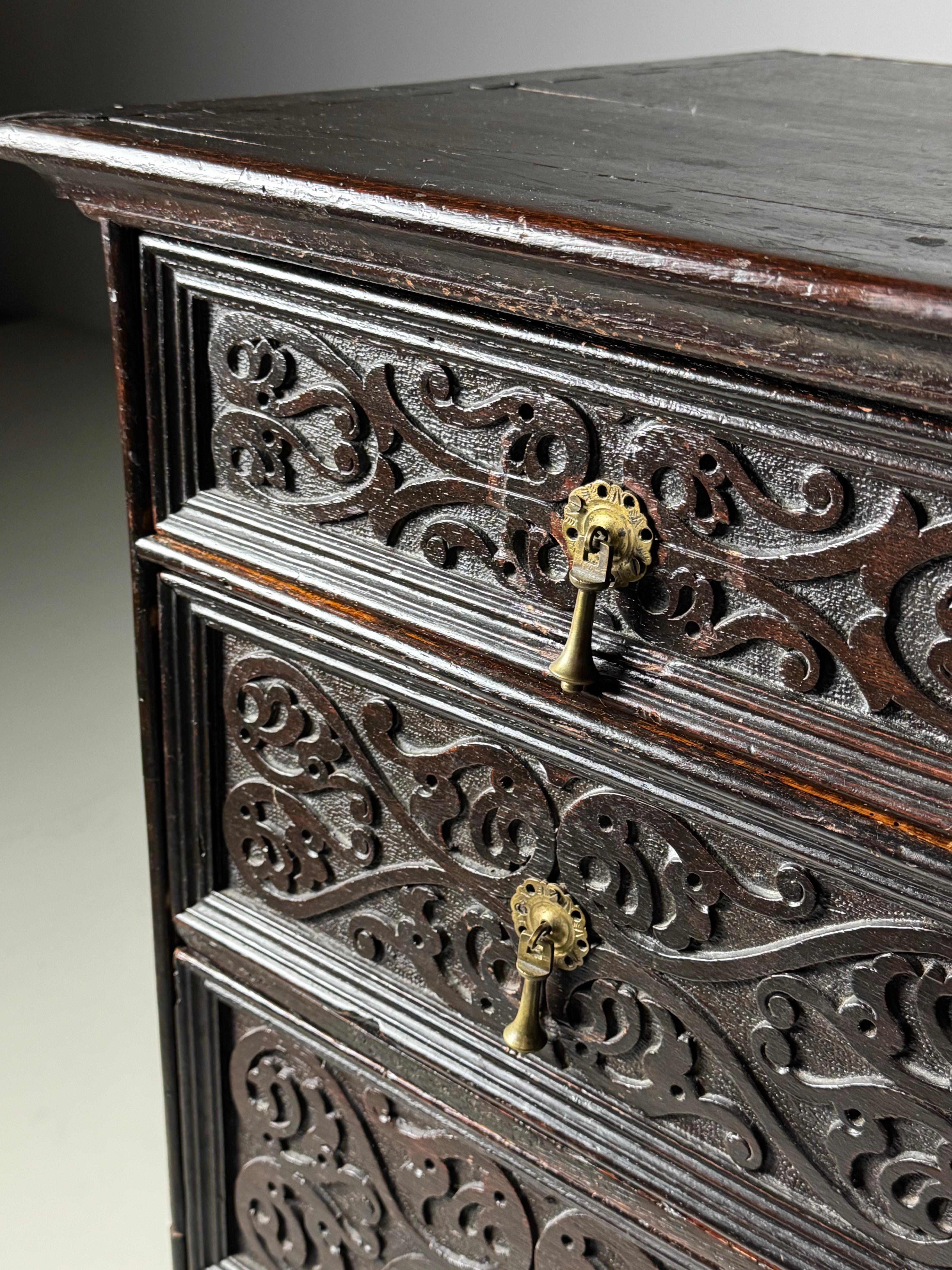 Commode anglaise du 19ème siècle avec façade sculptée en vente 10