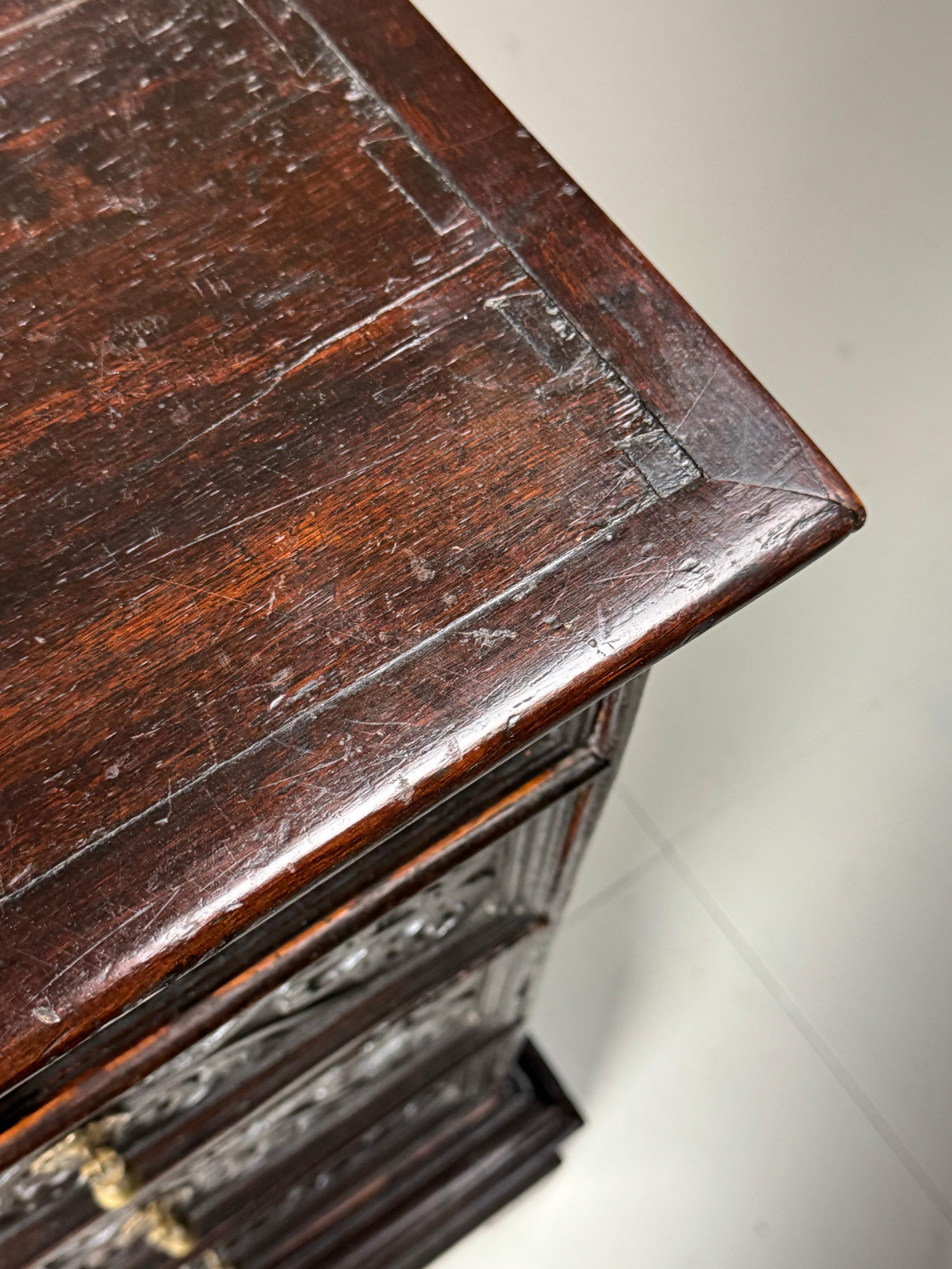 Commode anglaise du 19ème siècle avec façade sculptée en vente 11