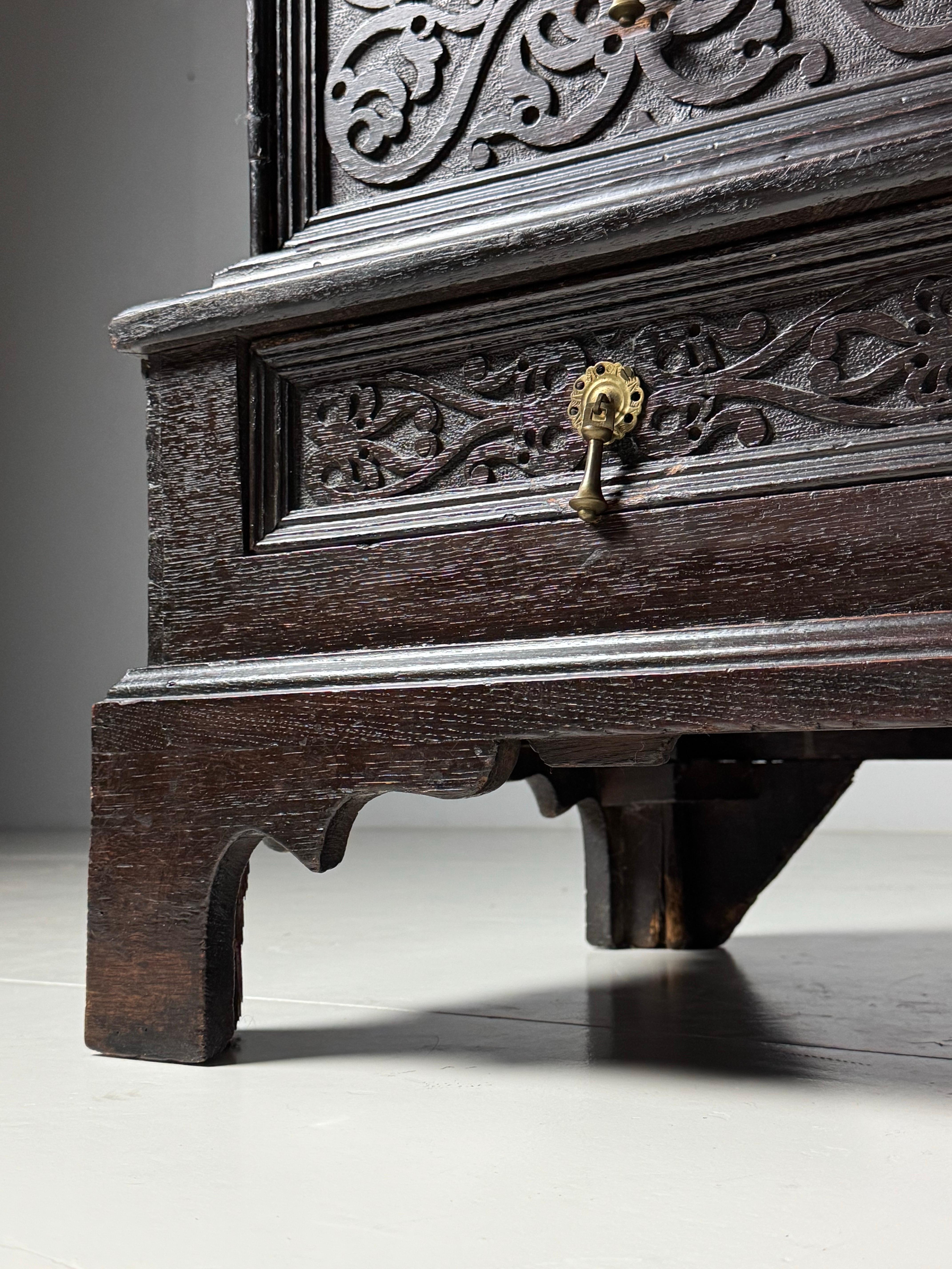 Commode anglaise du 19ème siècle avec façade sculptée en vente 13