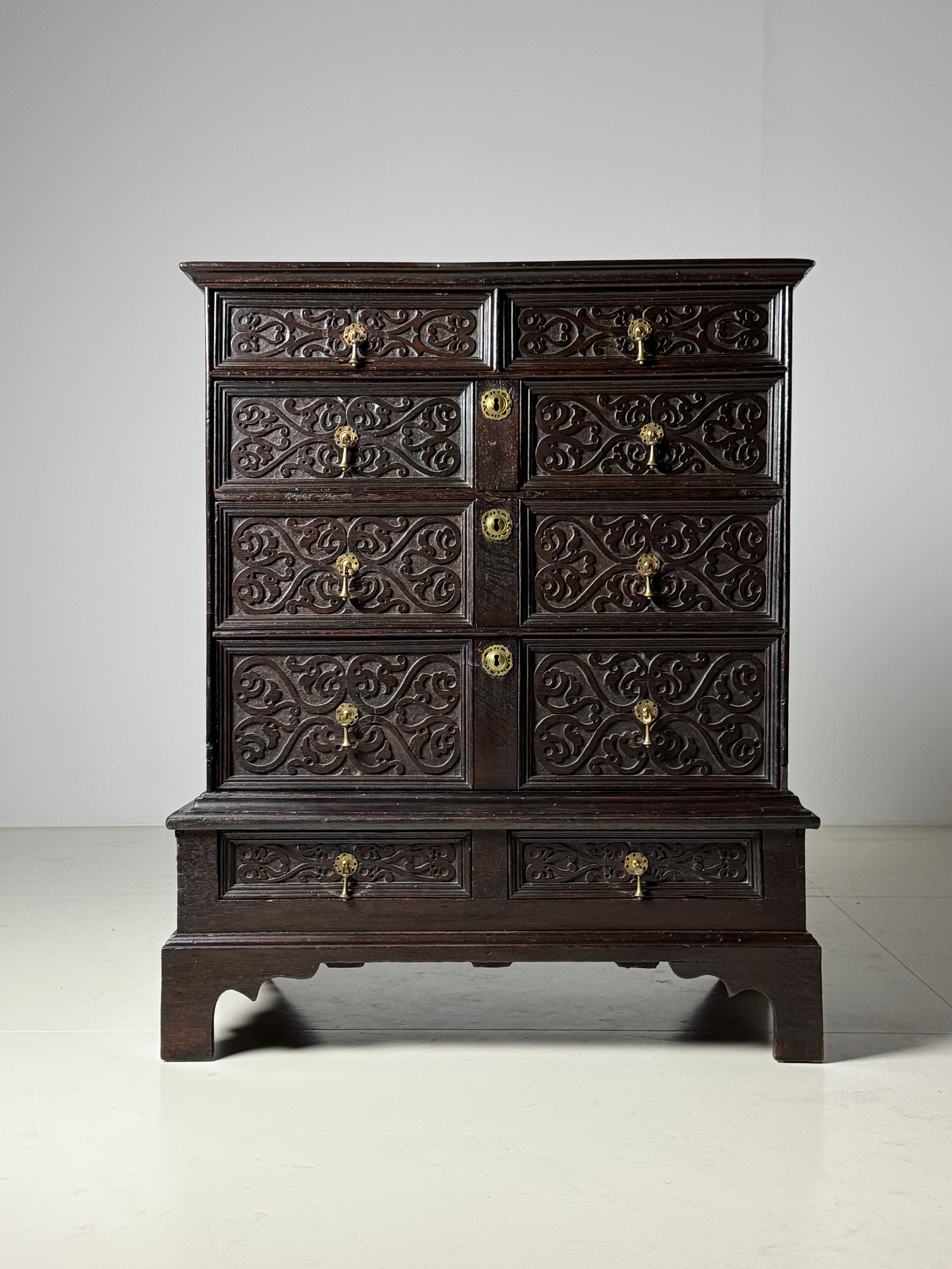 Commode anglaise du 19ème siècle avec façade sculptée Bon état - En vente à MILL, NL