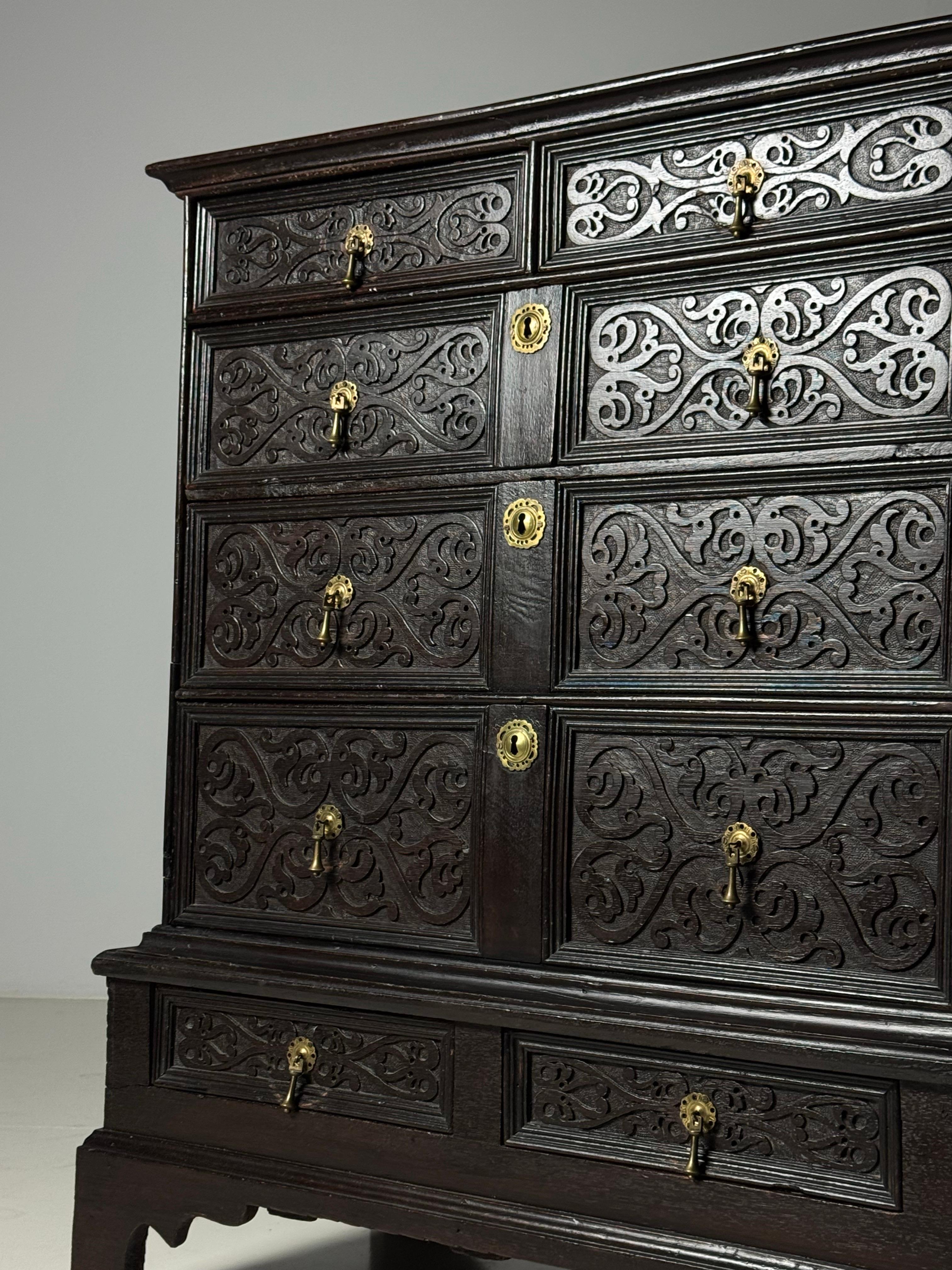 XIXe siècle Commode anglaise du 19ème siècle avec façade sculptée en vente