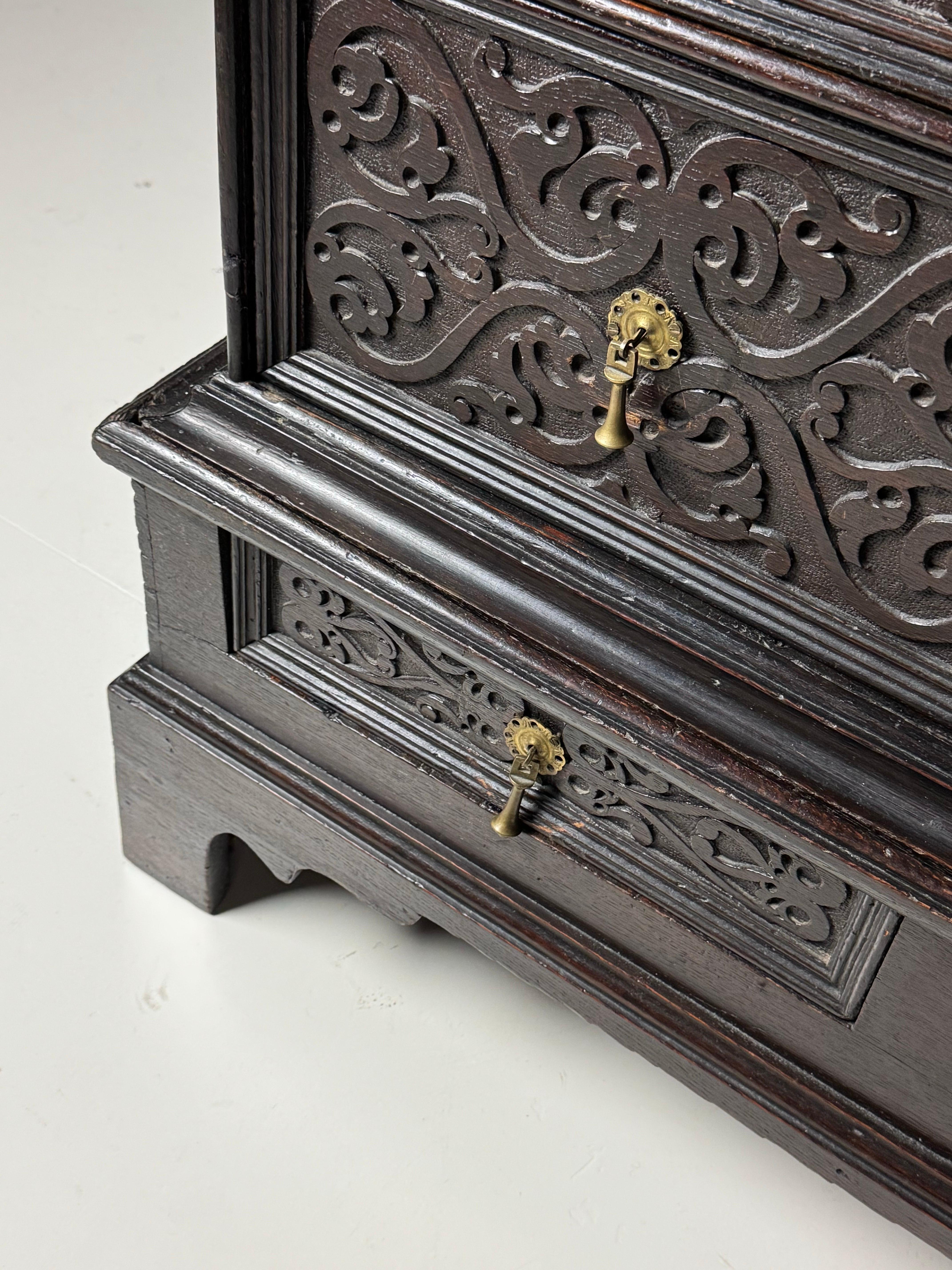 Chêne Commode anglaise du 19ème siècle avec façade sculptée en vente