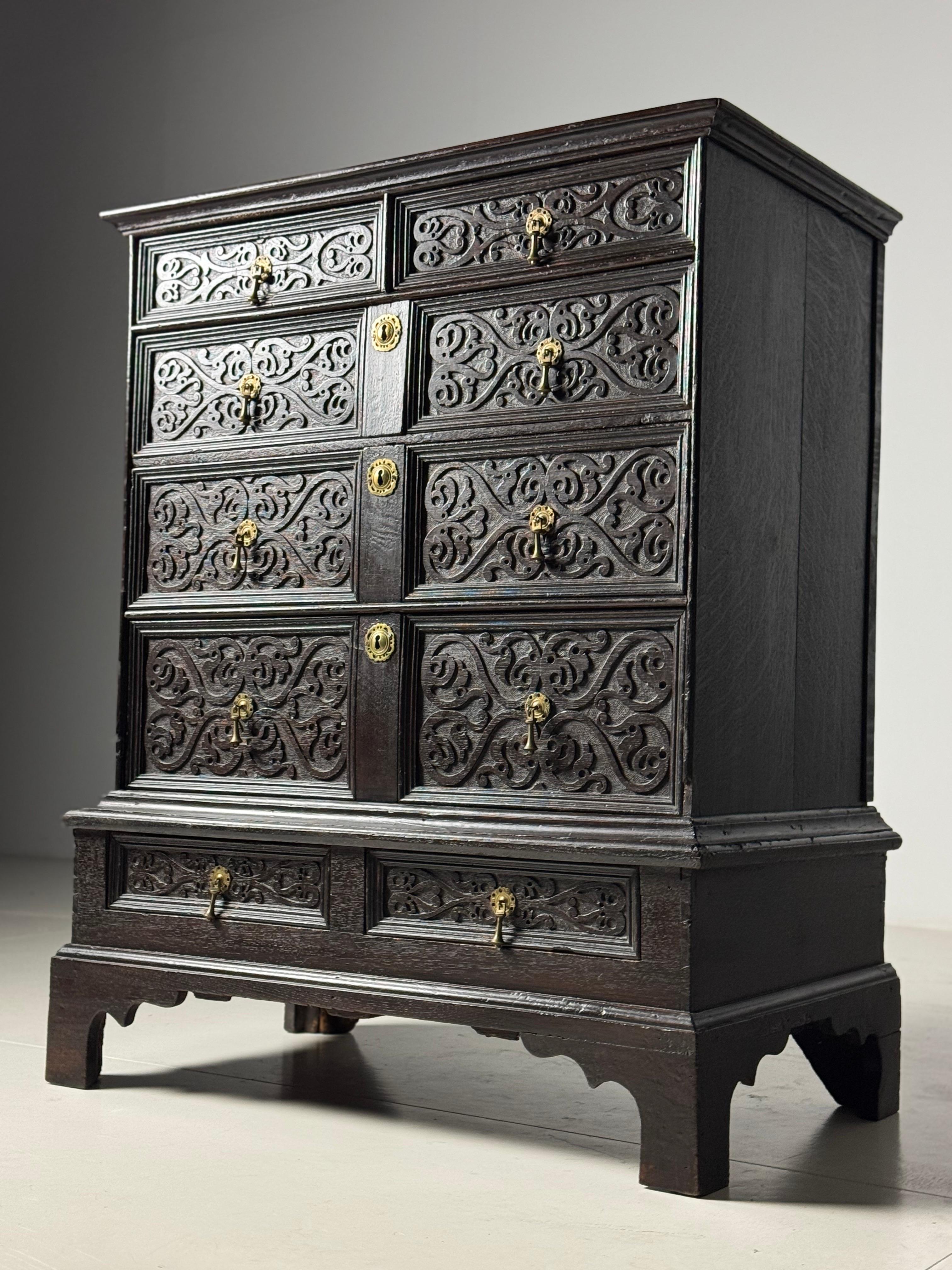 Commode anglaise du 19ème siècle avec façade sculptée en vente 1
