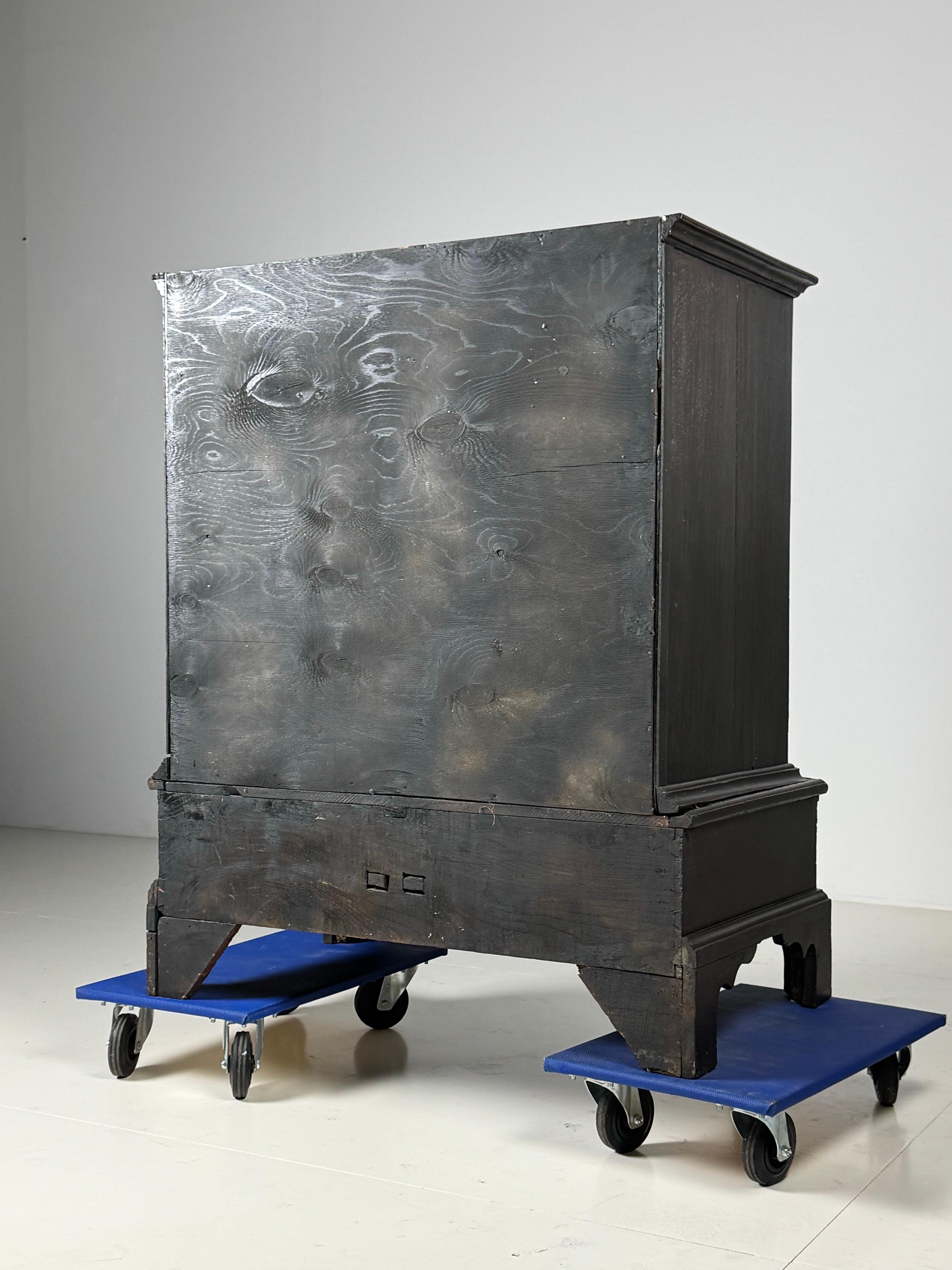 Commode anglaise du 19ème siècle avec façade sculptée en vente 2