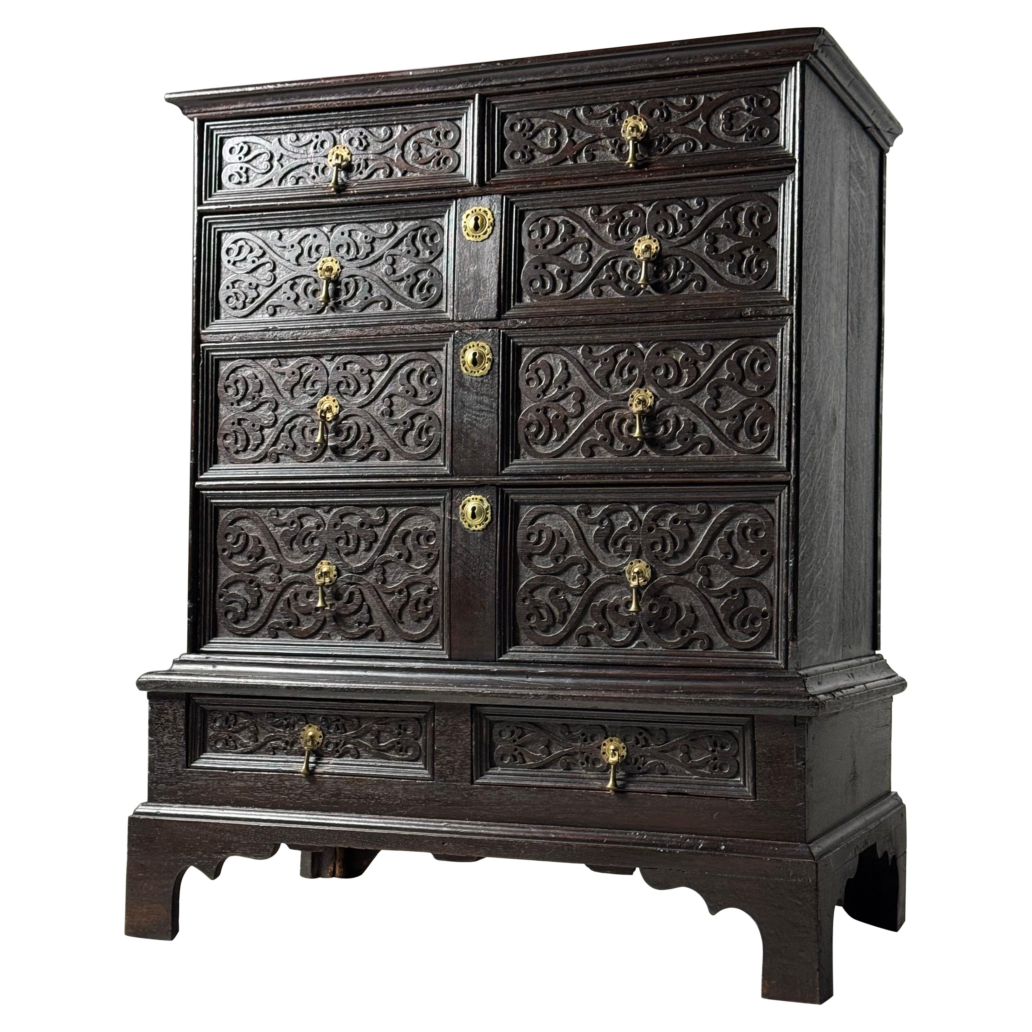 Commode anglaise du 19ème siècle avec façade sculptée en vente
