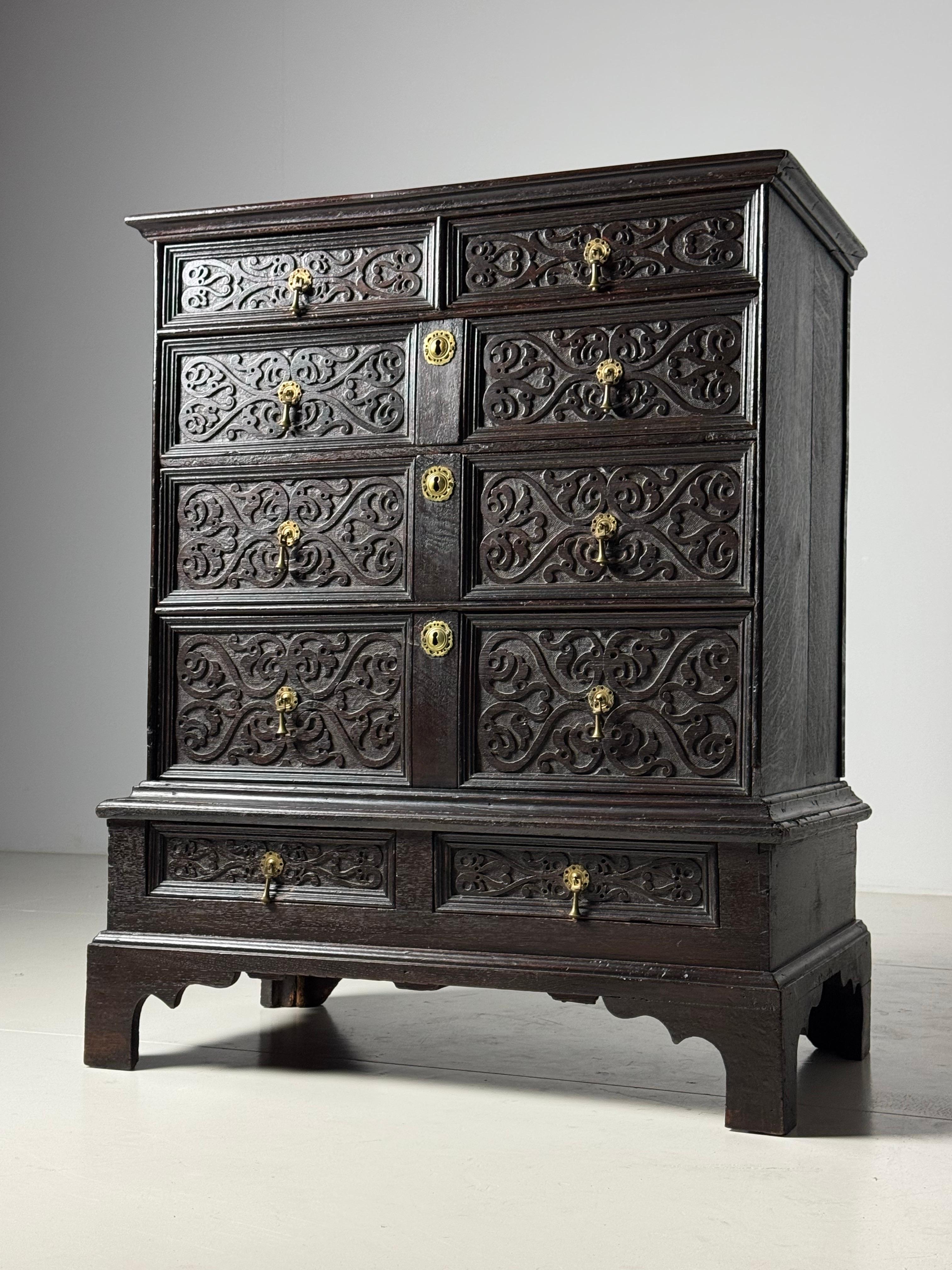 Commode anglaise du 19ème siècle avec façade sculptée
