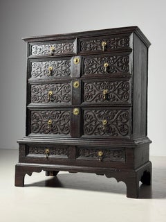 Commode anglaise du 19ème siècle avec façade sculptée