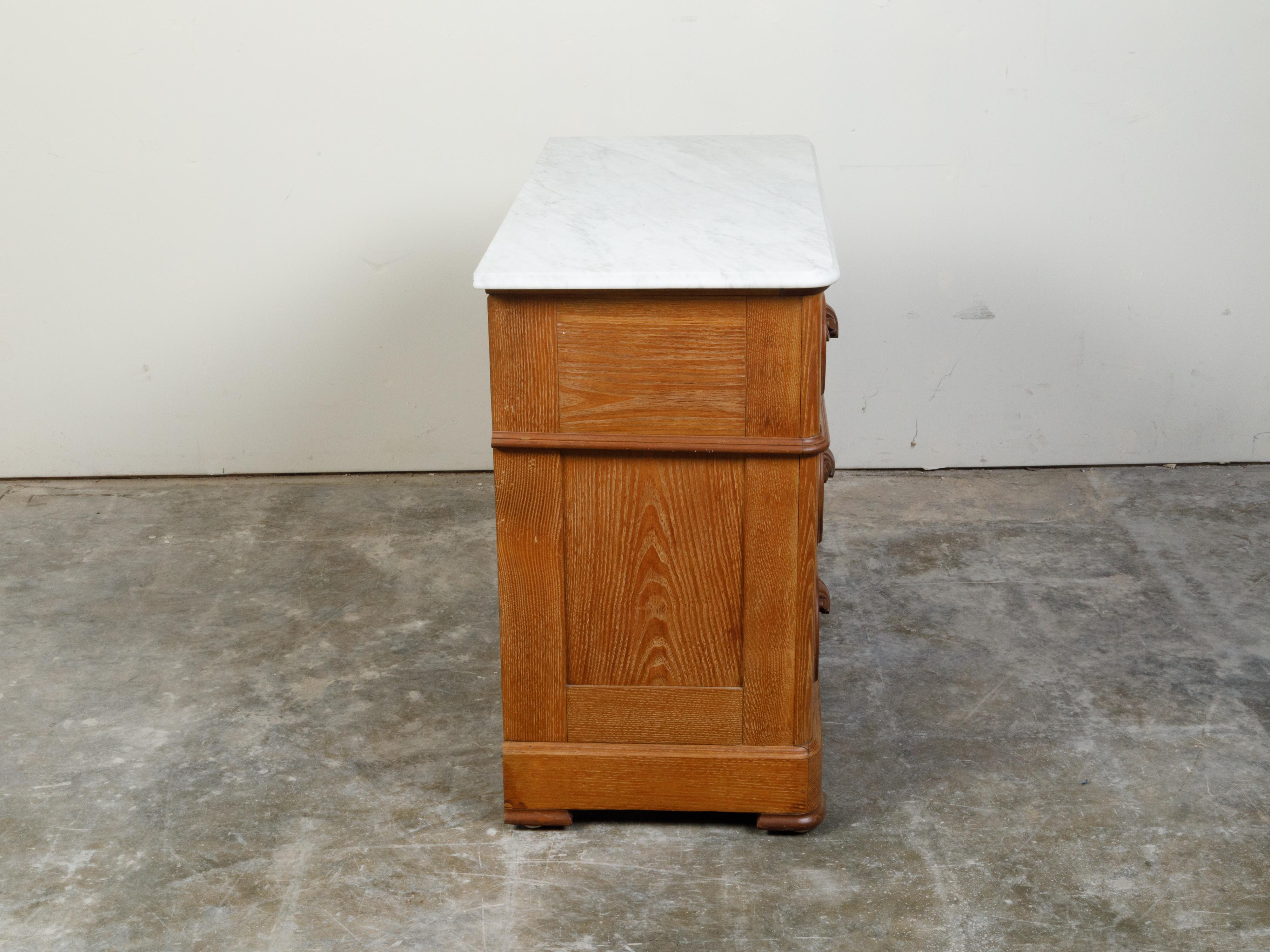 English 19th Century Chestnut Three-Drawer Chest with White Marble Top In Good Condition In Atlanta, GA