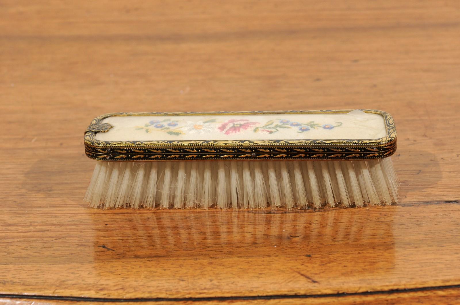 An English clothes brush from the 19th century, with petit point décor on silk and brass borders. Born in England during the 19th century, this sweet rectangular clothes brush features a lovely petit point floral décor on silk, presenting white,