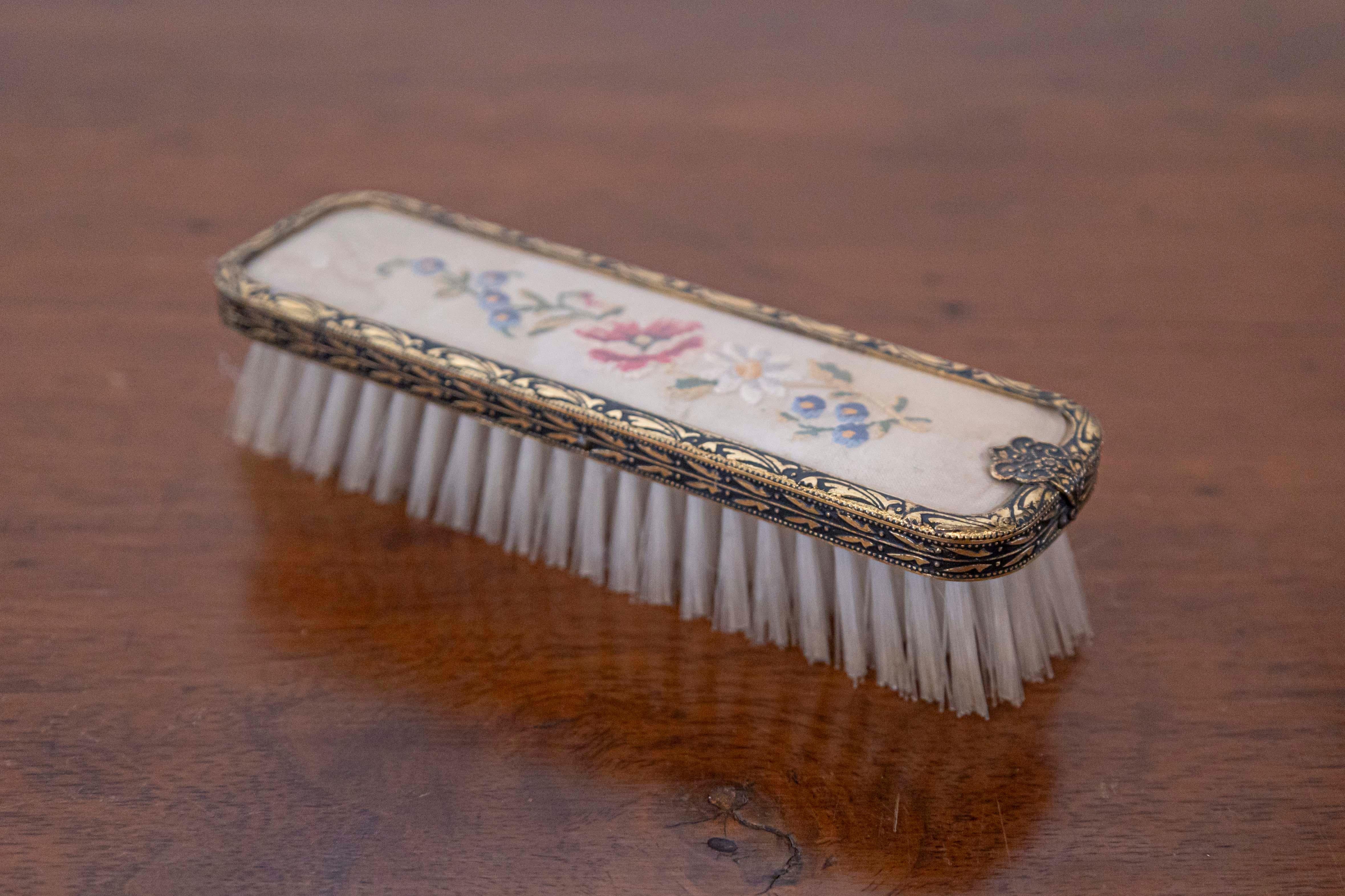 English 19th Century Clothes Brush with Petit Point on Silk with Brass Edges In Good Condition For Sale In Atlanta, GA