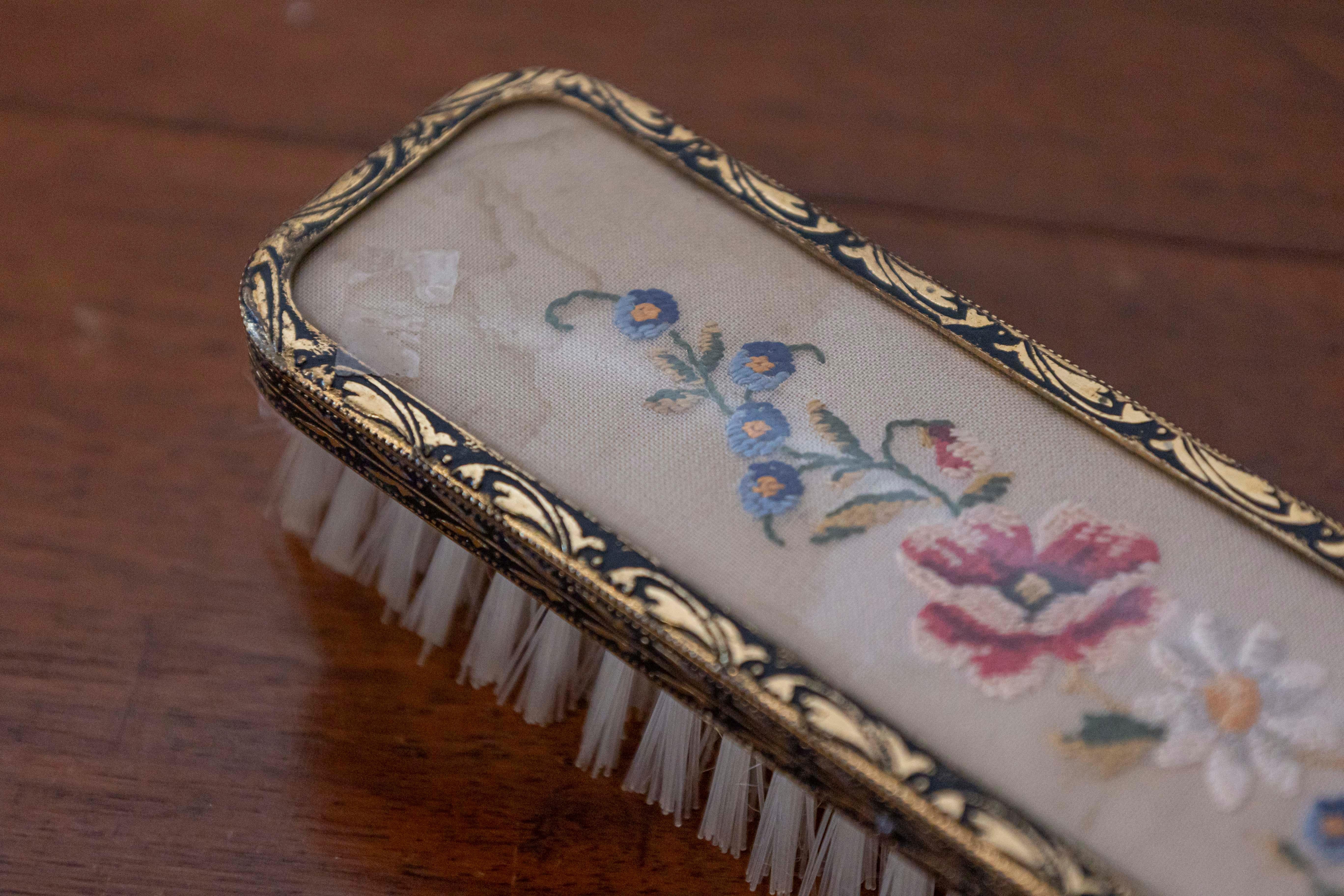 English 19th Century Clothes Brush with Petit Point on Silk with Brass Edges For Sale 1