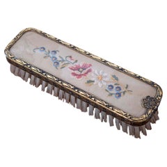 Broche de chambre anglaise du 19ème siècle avec petite pointe sur soie et bords en laiton