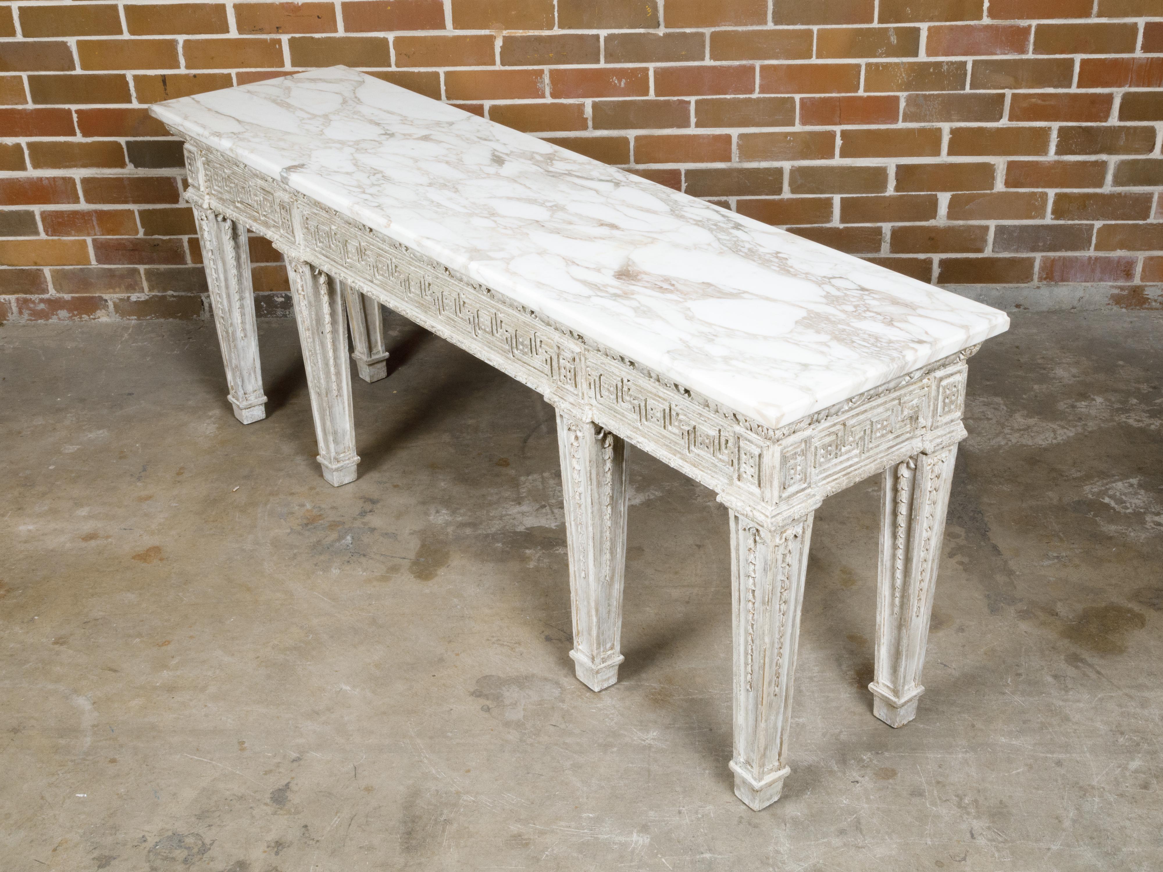 Table console anglaise du 19ème siècle avec clé grecque sculptée et plateau en marbre blanc en vente 3