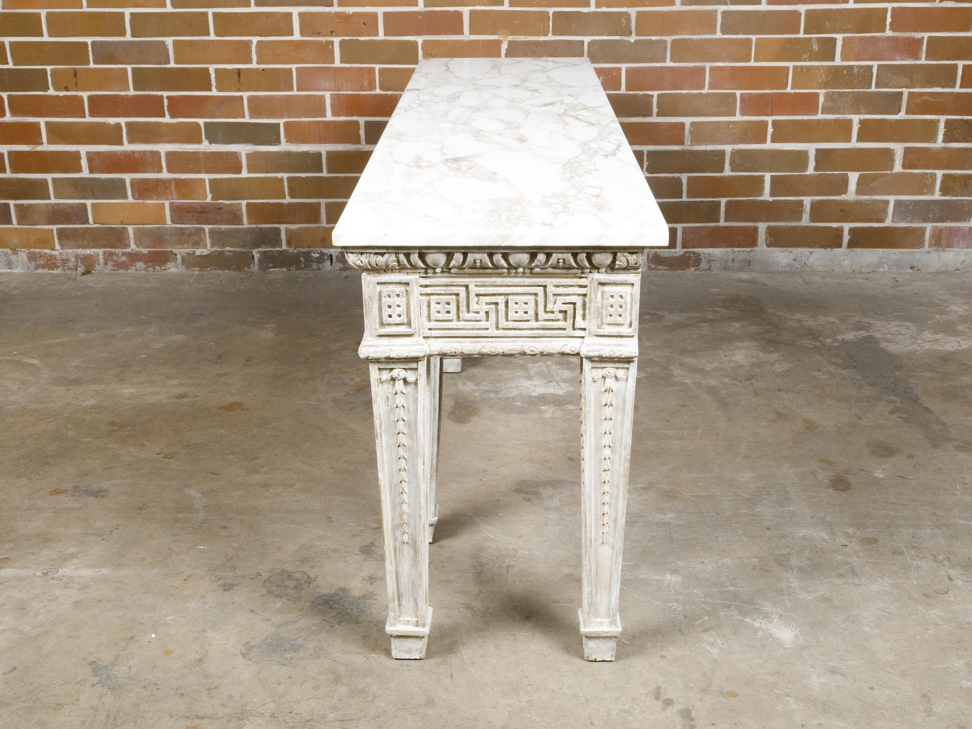 Table console anglaise du 19ème siècle avec clé grecque sculptée et plateau en marbre blanc en vente 4