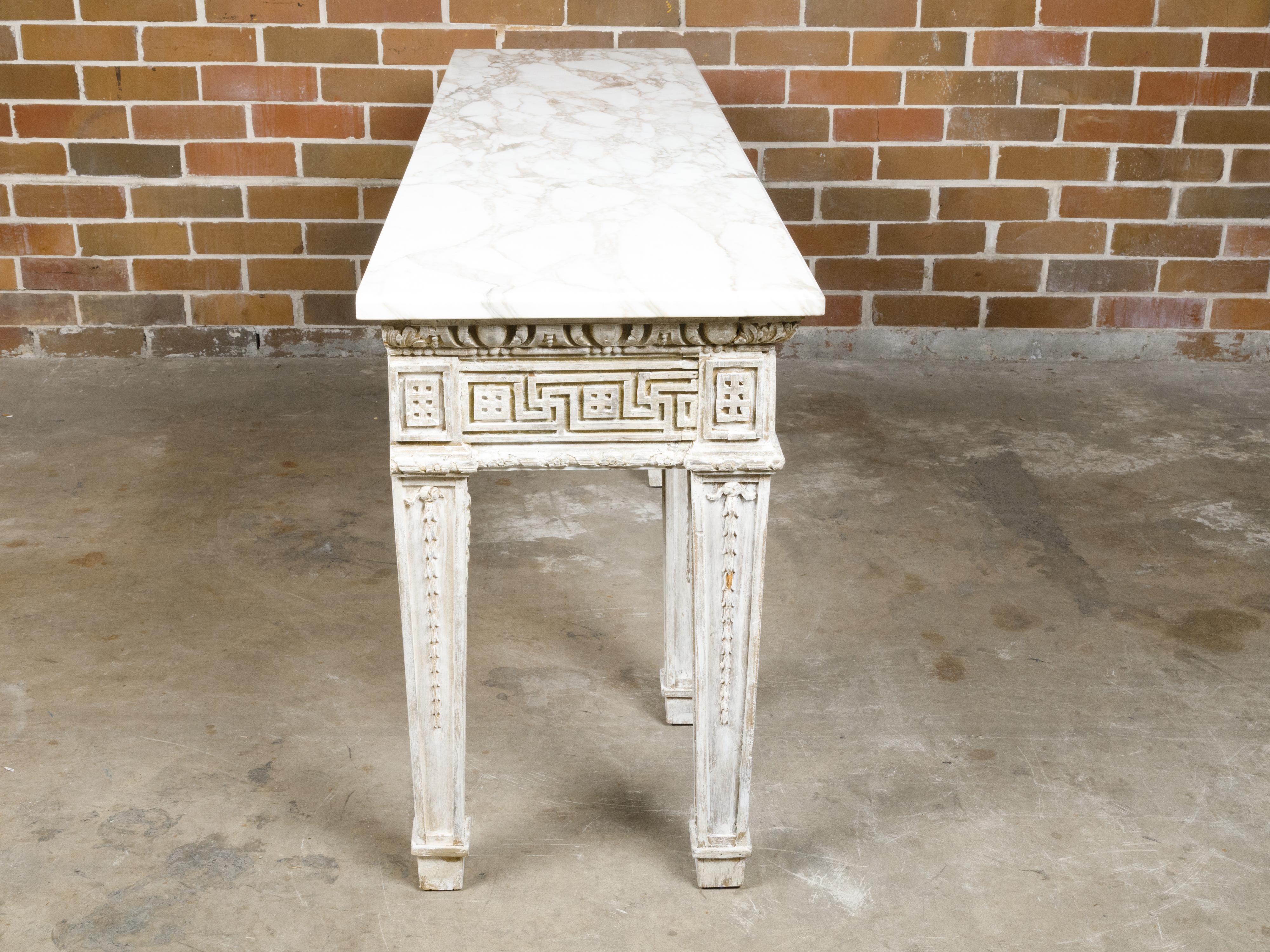 Table console anglaise du 19ème siècle avec clé grecque sculptée et plateau en marbre blanc en vente 6