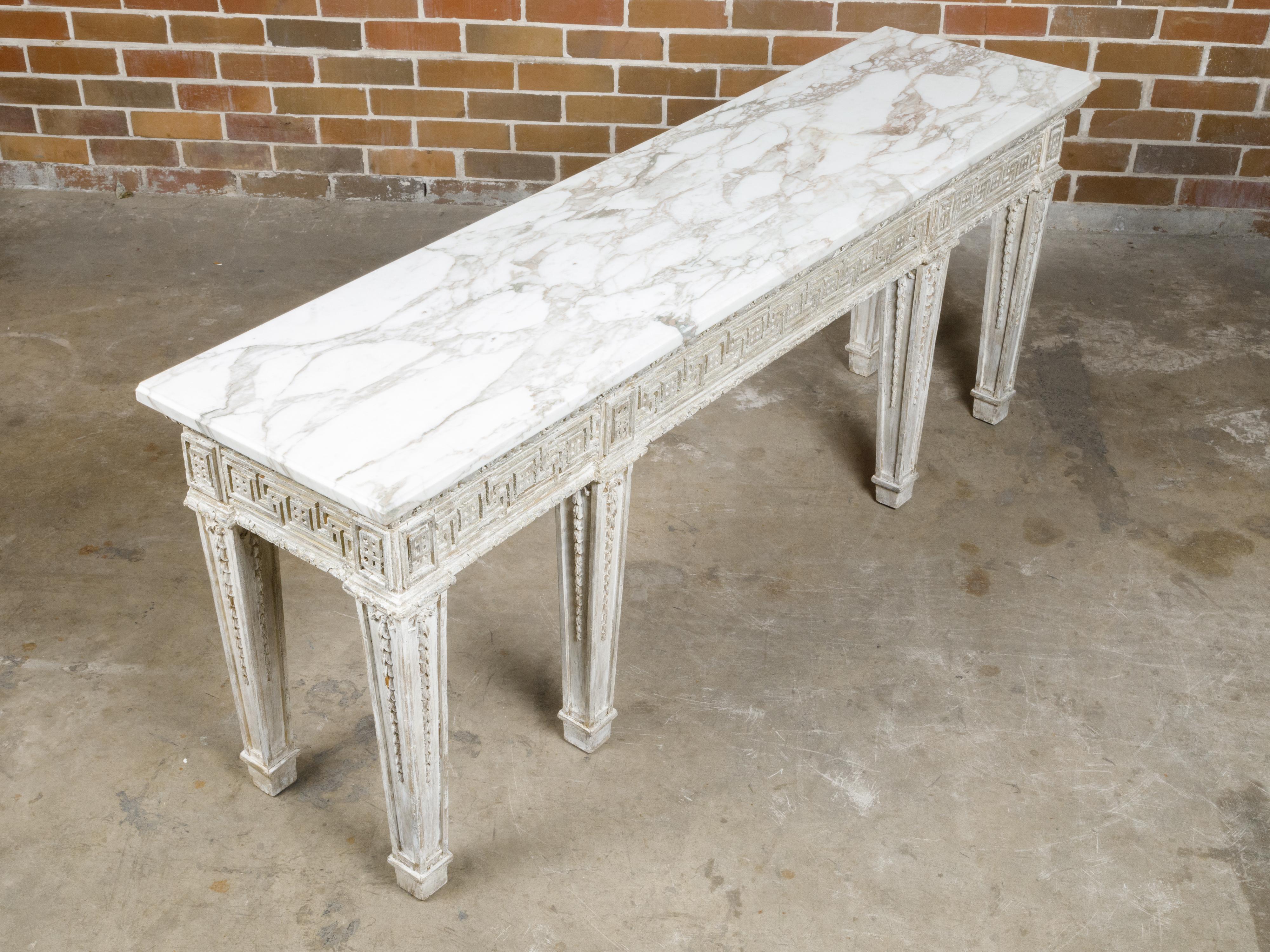 Table console anglaise du 19ème siècle avec clé grecque sculptée et plateau en marbre blanc en vente 8