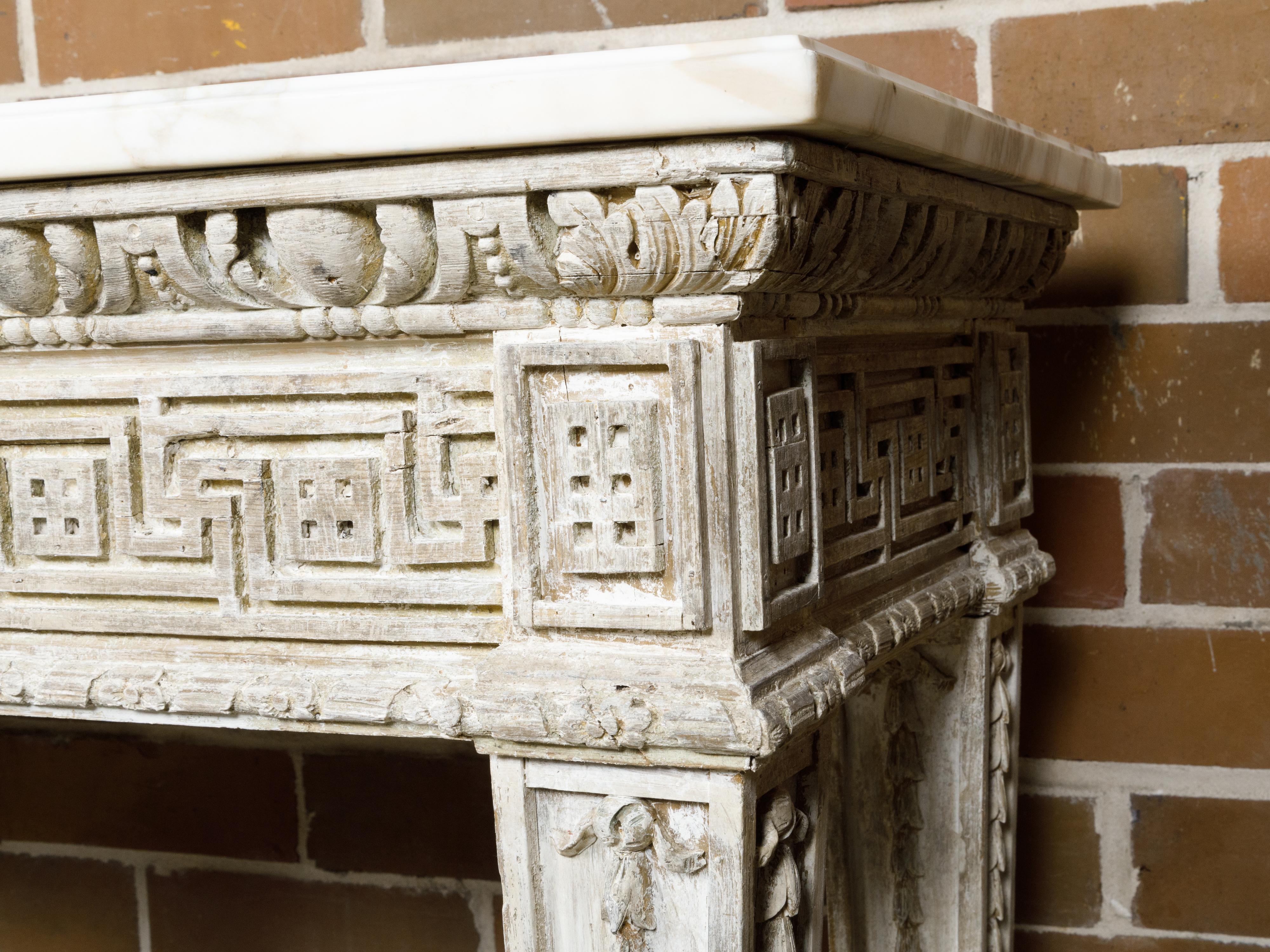 Sculpté Table console anglaise du 19ème siècle avec clé grecque sculptée et plateau en marbre blanc en vente