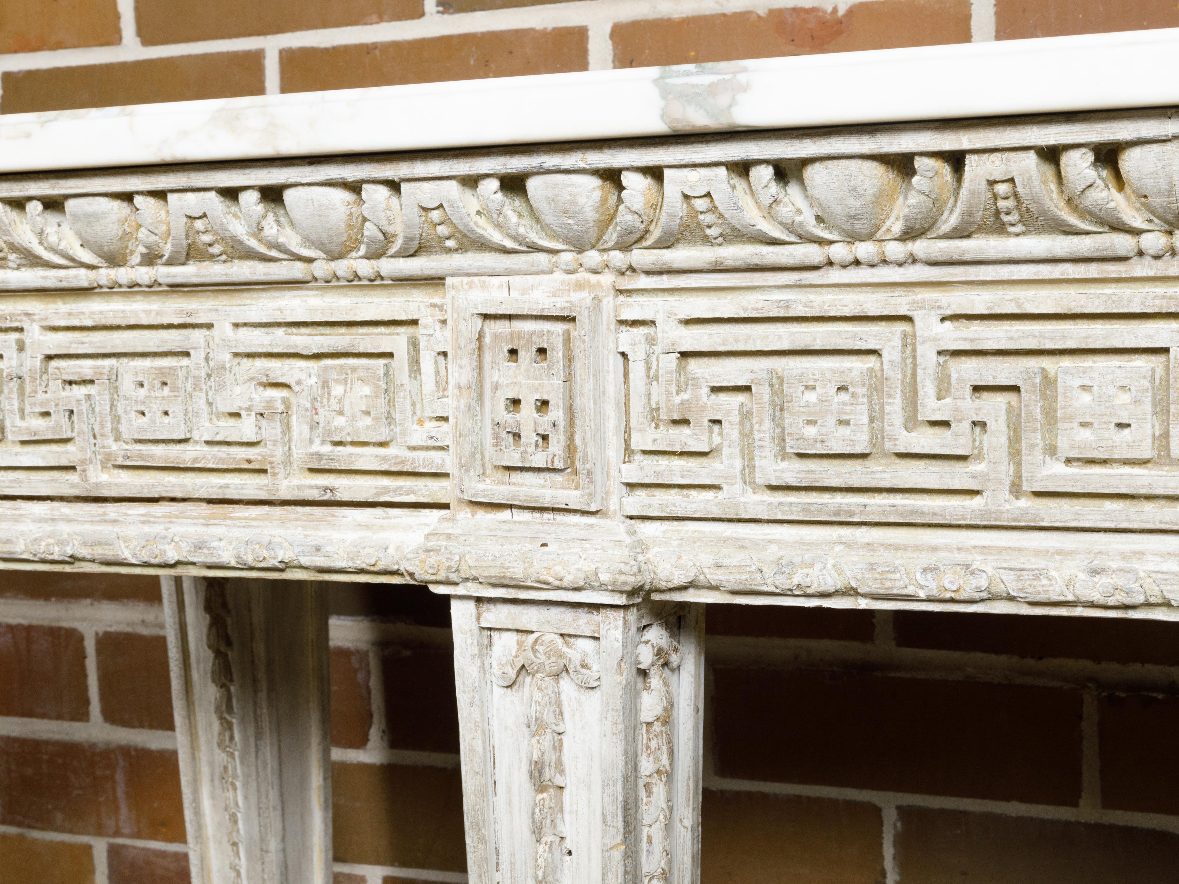 Table console anglaise du 19ème siècle avec clé grecque sculptée et plateau en marbre blanc en vente 1