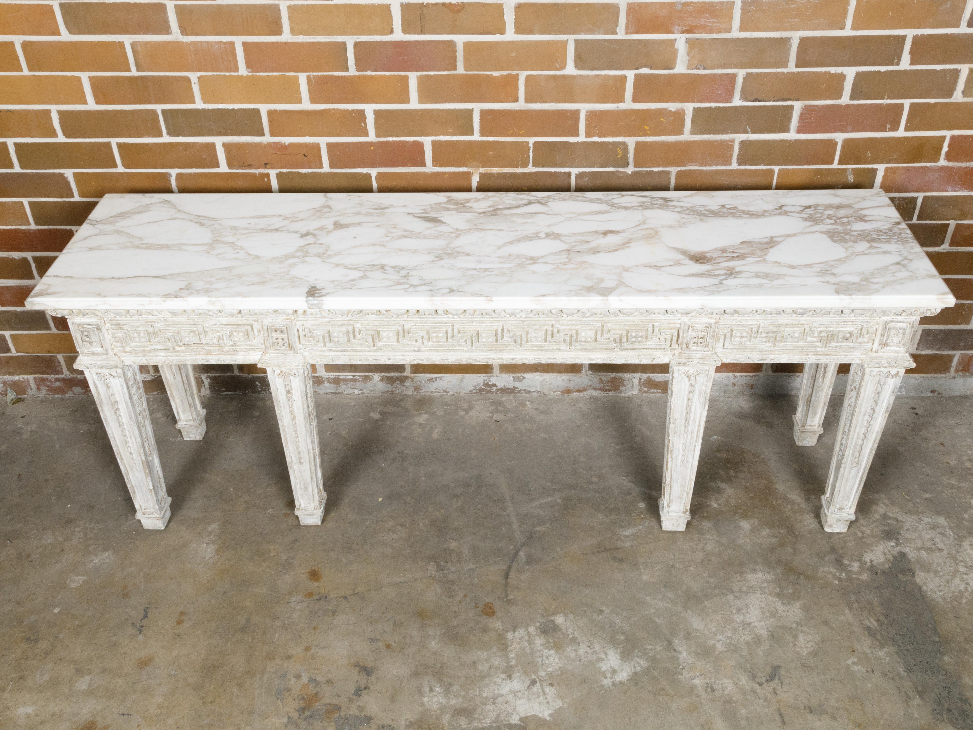 Table console anglaise du 19ème siècle avec clé grecque sculptée et plateau en marbre blanc en vente 2