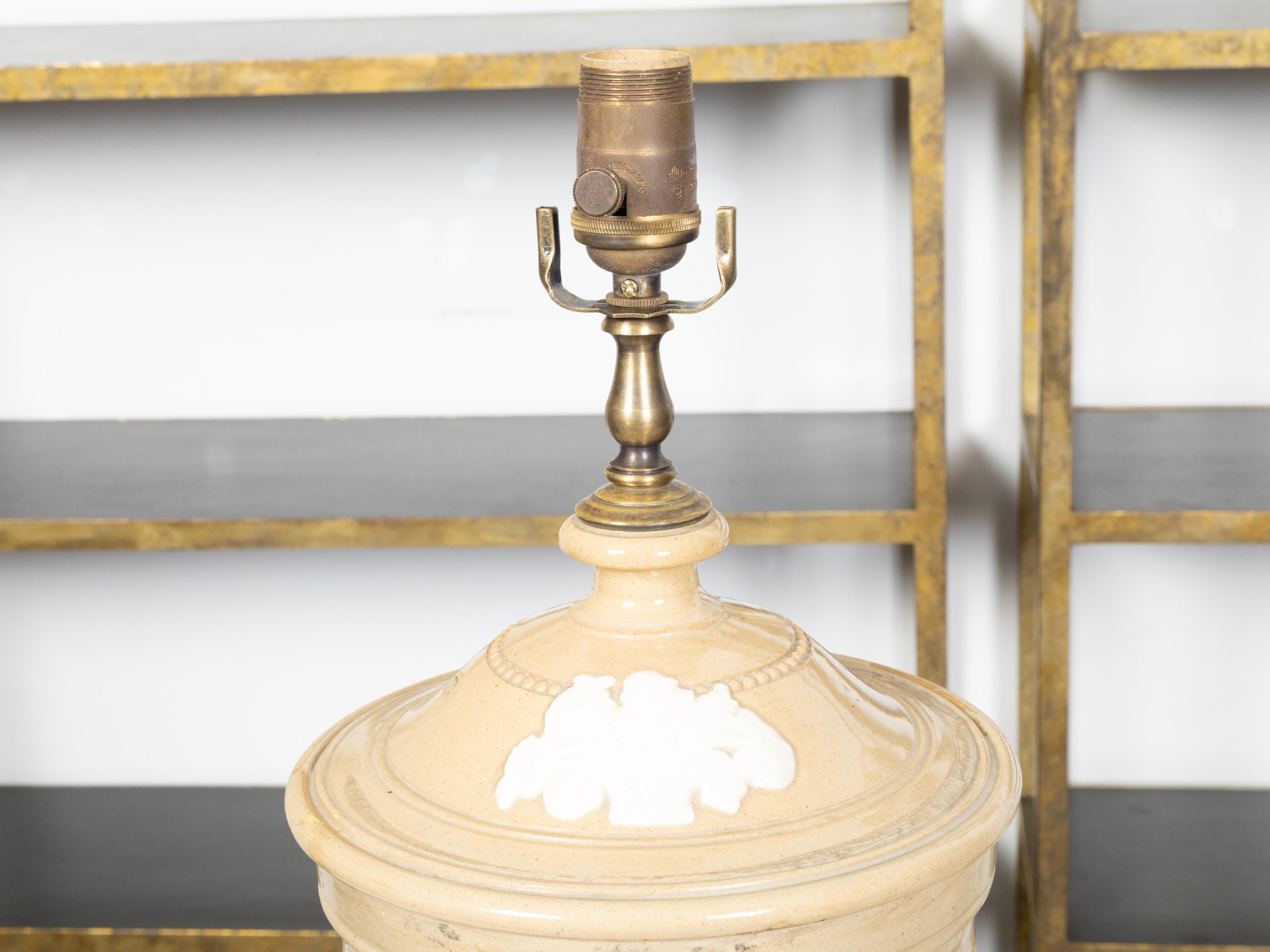 Englischer, creme glasierter Steingut-Wasserfilter aus dem 19. Jahrhundert, hergestellt in einer verdrahteten Lampe im Angebot 6