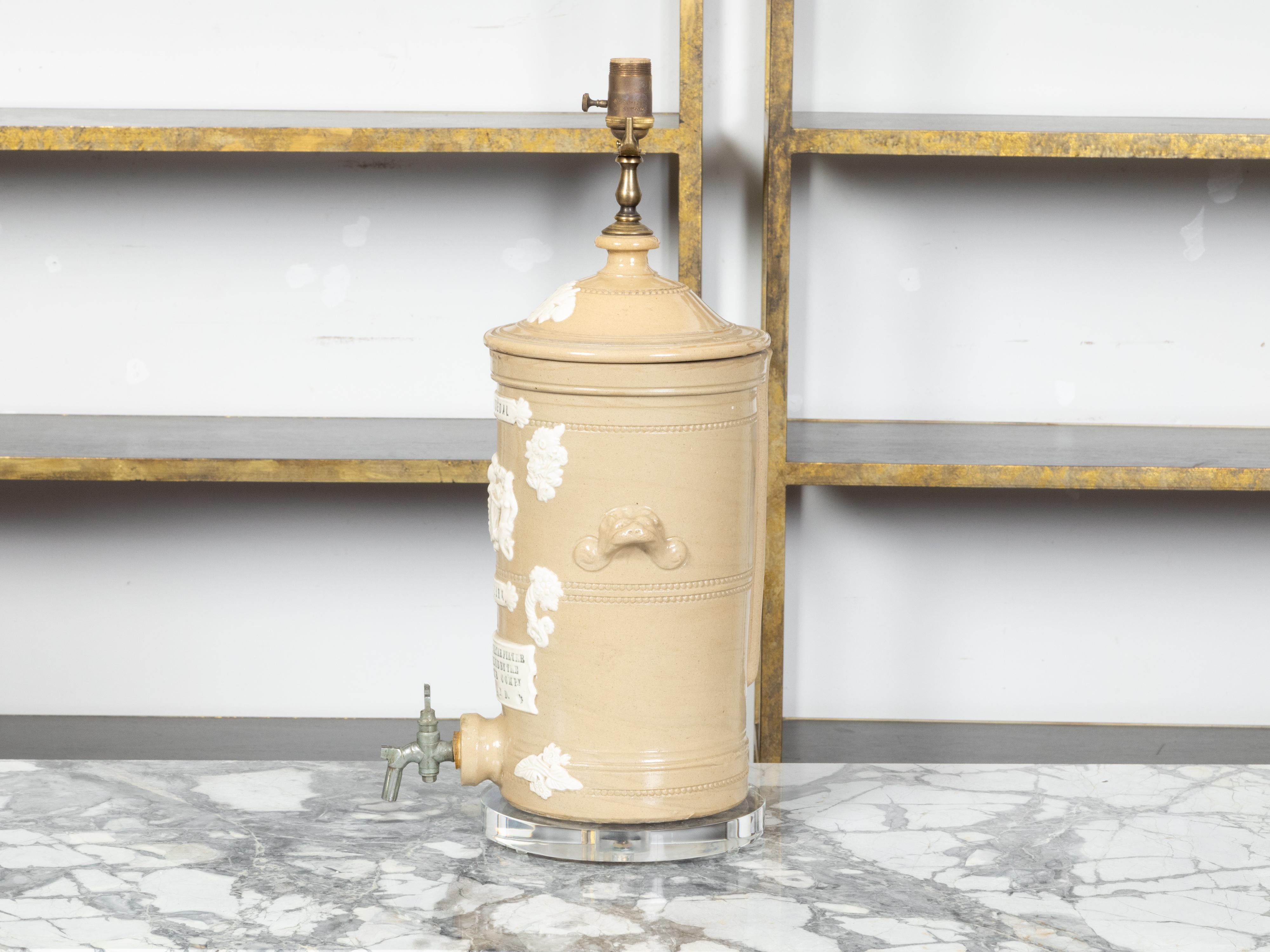 Englischer, creme glasierter Steingut-Wasserfilter aus dem 19. Jahrhundert, hergestellt in einer verdrahteten Lampe (Glasiert) im Angebot