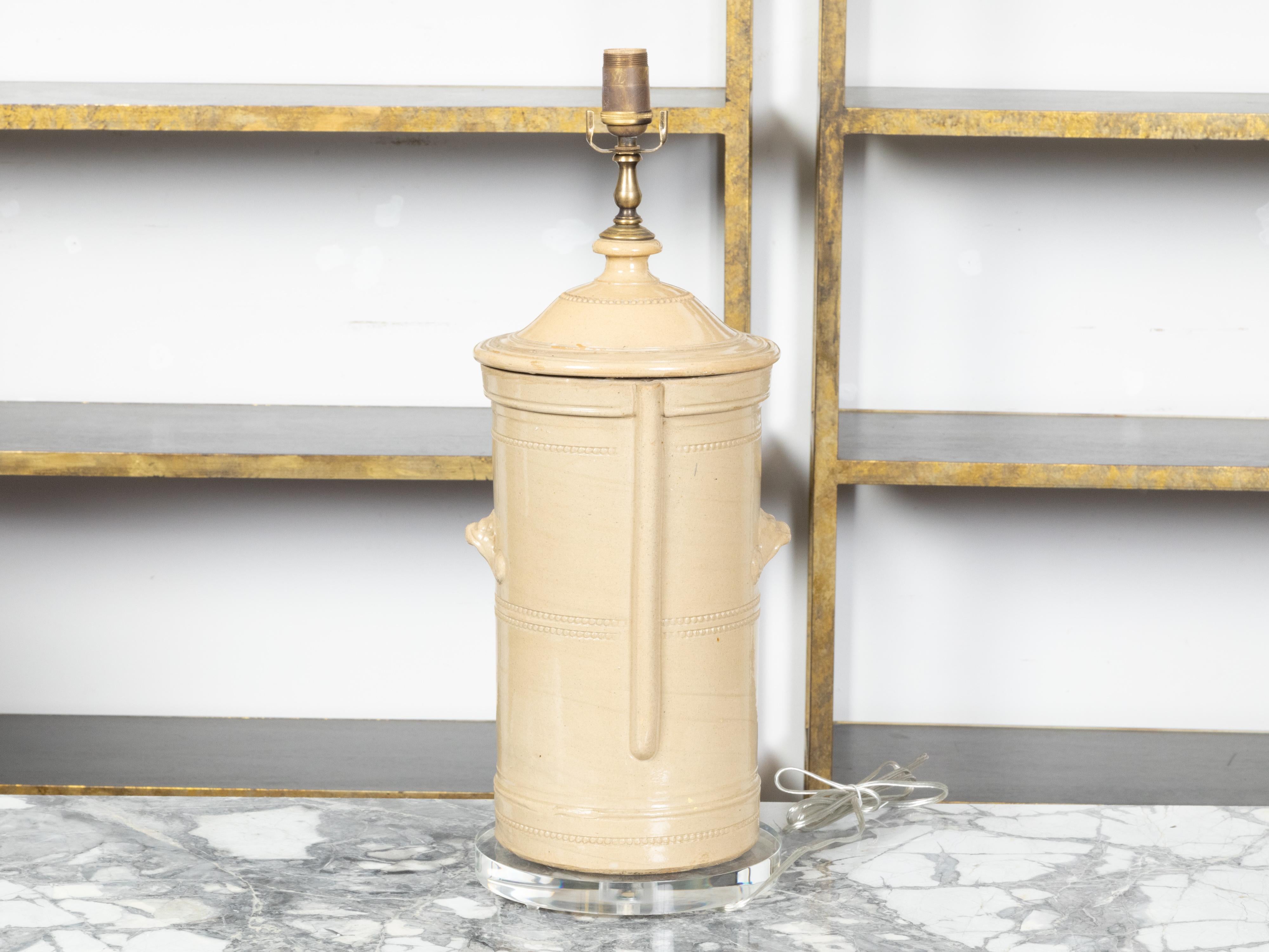 Englischer, creme glasierter Steingut-Wasserfilter aus dem 19. Jahrhundert, hergestellt in einer verdrahteten Lampe im Zustand „Gut“ im Angebot in Atlanta, GA