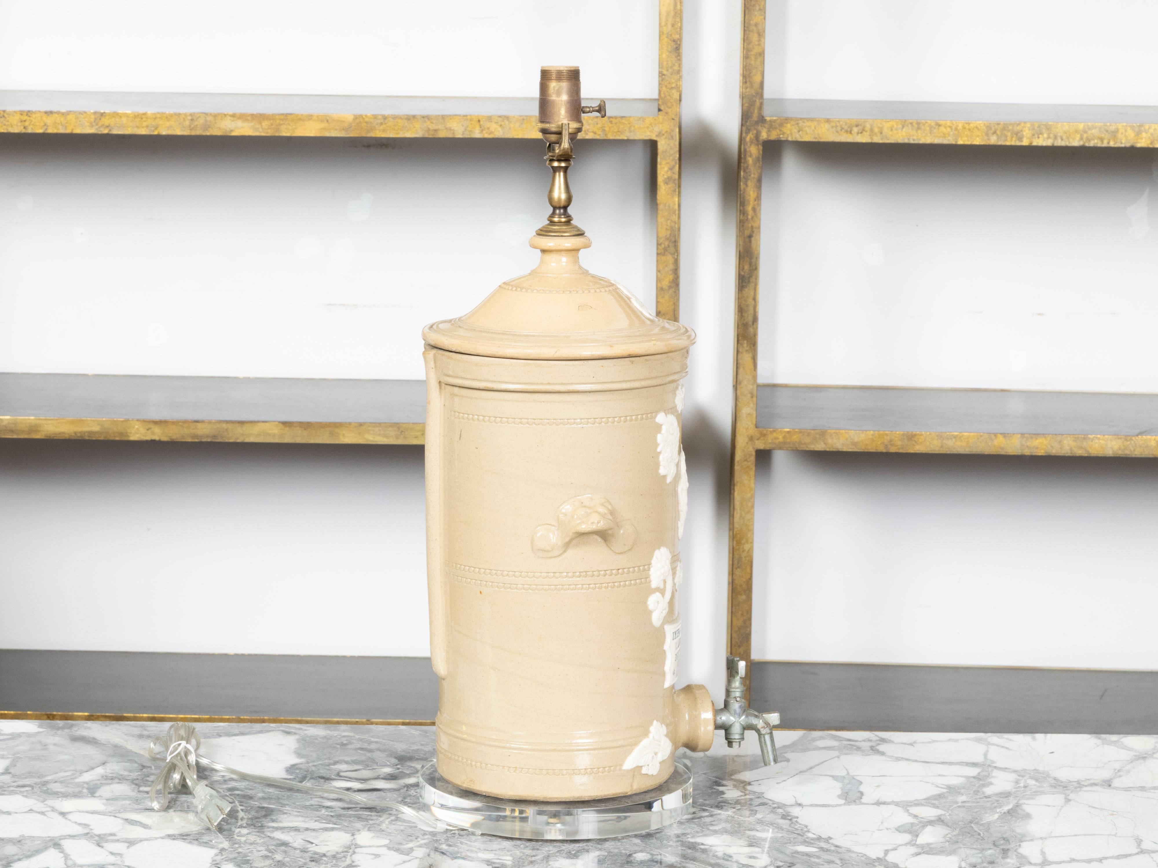 Englischer, creme glasierter Steingut-Wasserfilter aus dem 19. Jahrhundert, hergestellt in einer verdrahteten Lampe im Angebot 1