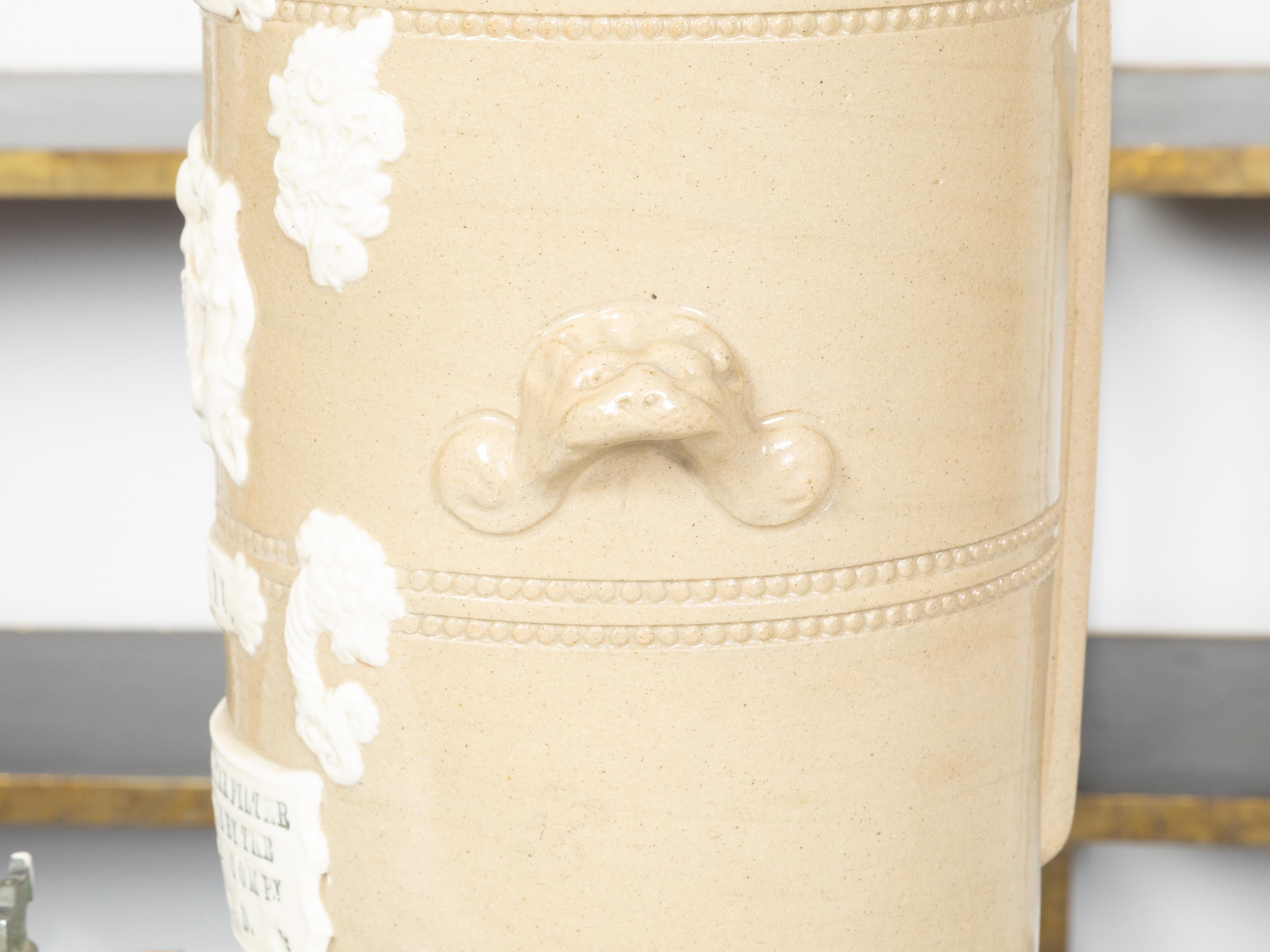 Englischer, creme glasierter Steingut-Wasserfilter aus dem 19. Jahrhundert, hergestellt in einer verdrahteten Lampe im Angebot 4