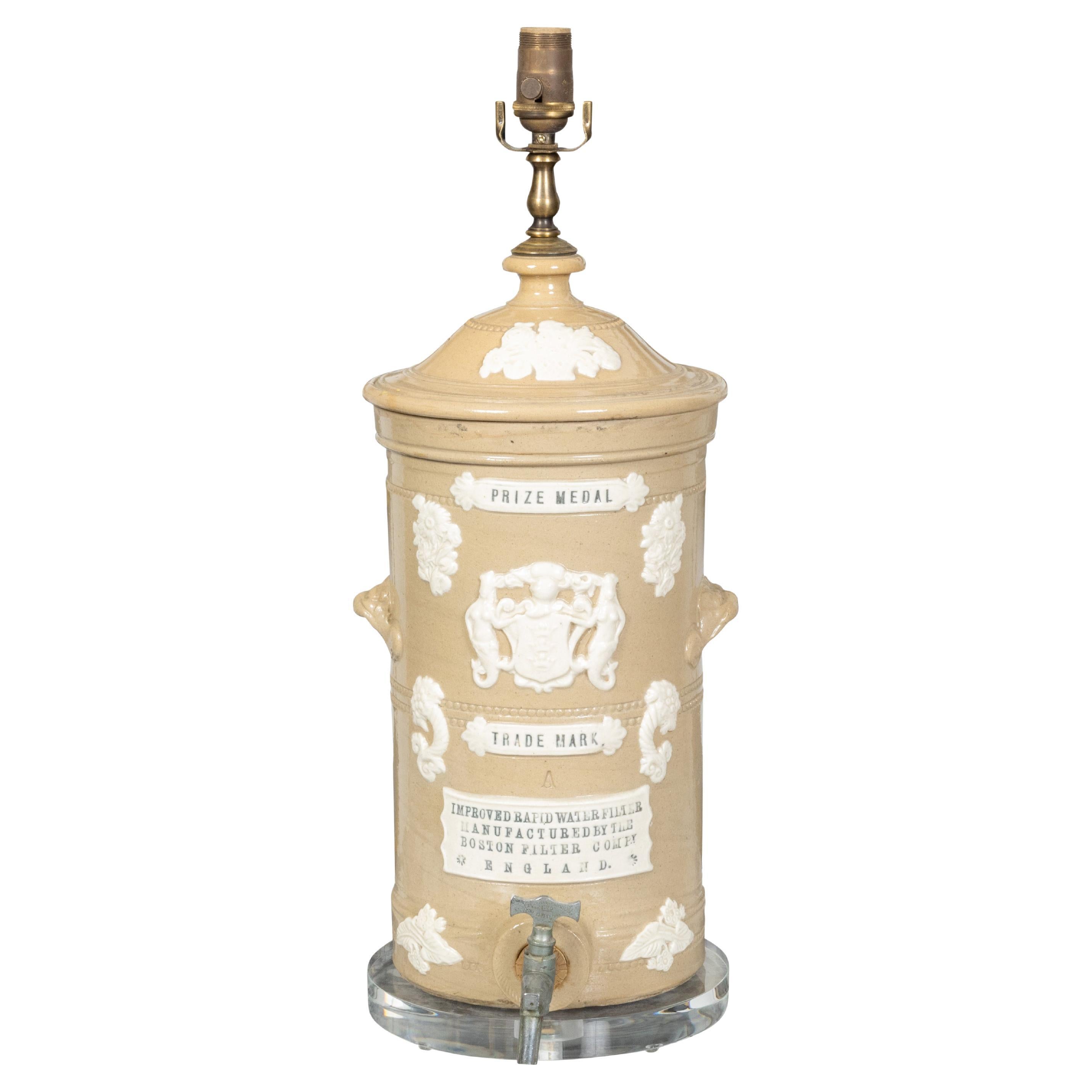 Englischer, creme glasierter Steingut-Wasserfilter aus dem 19. Jahrhundert, hergestellt in einer verdrahteten Lampe im Angebot