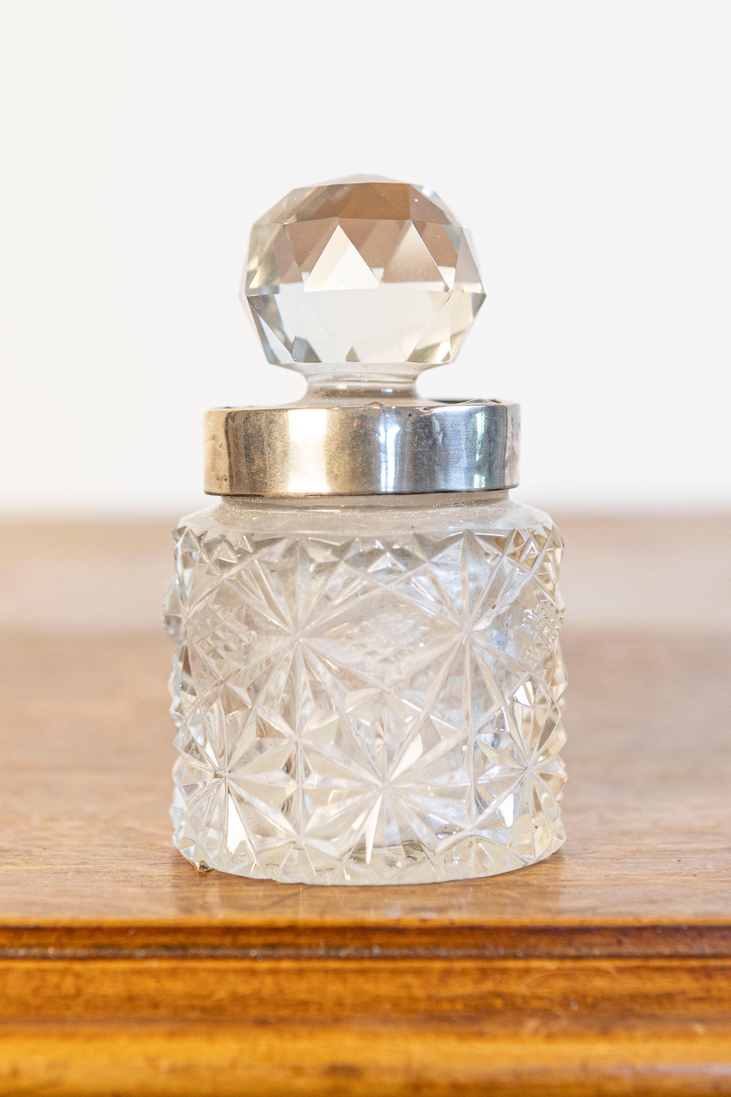 Piccola brocca di cristallo inglese del XIX secolo, con collo in argento e tappo rotondo sfaccettato. Nata in Inghilterra nel XIX secolo, questa deliziosa brocca piccola presenta un corpo circolare ornato da motivi a forma di diamante, mentre il