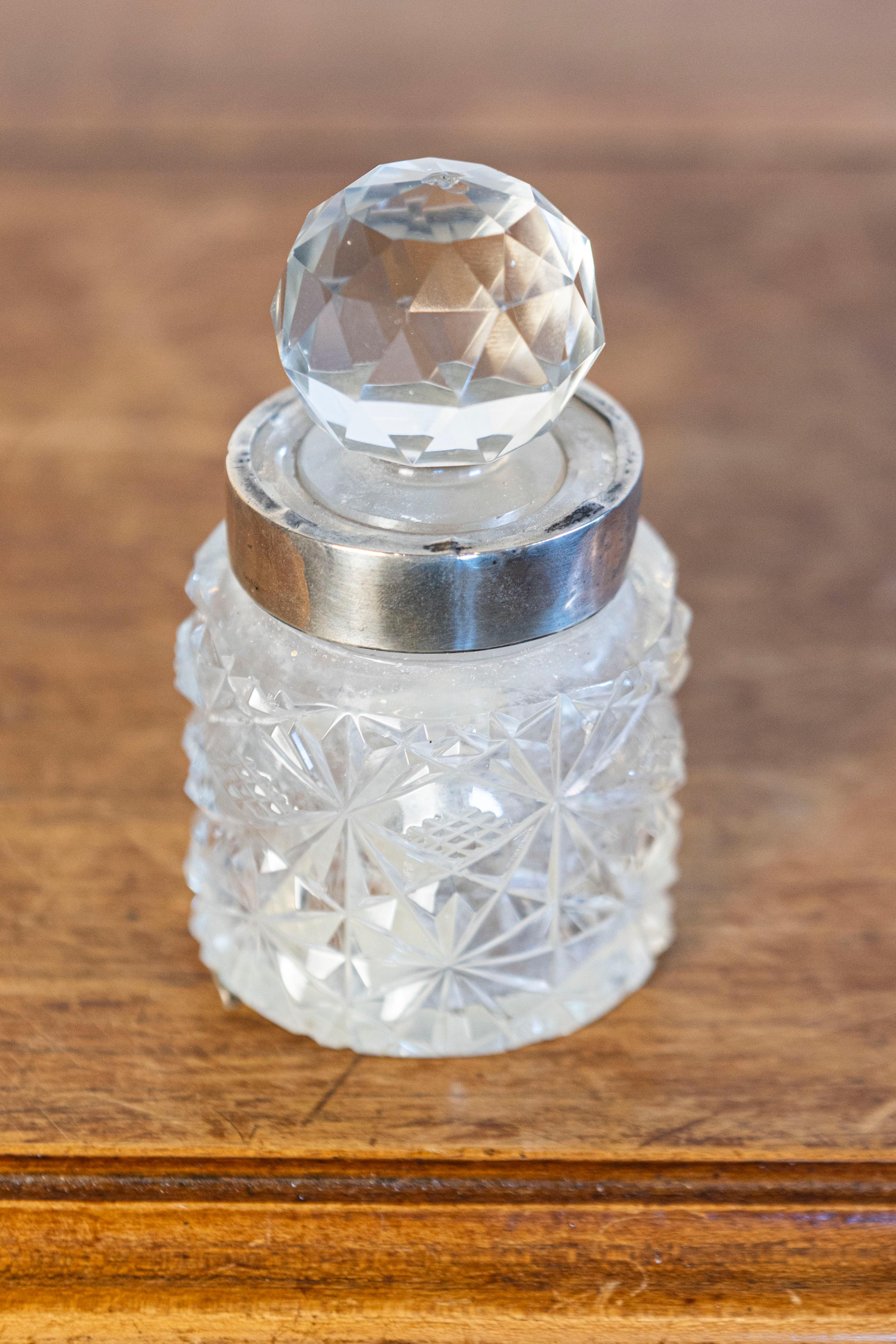 Inglese Caraffa inglese del XIX secolo in cristallo e argento con motivi a diamante e tappo a sfera in vendita