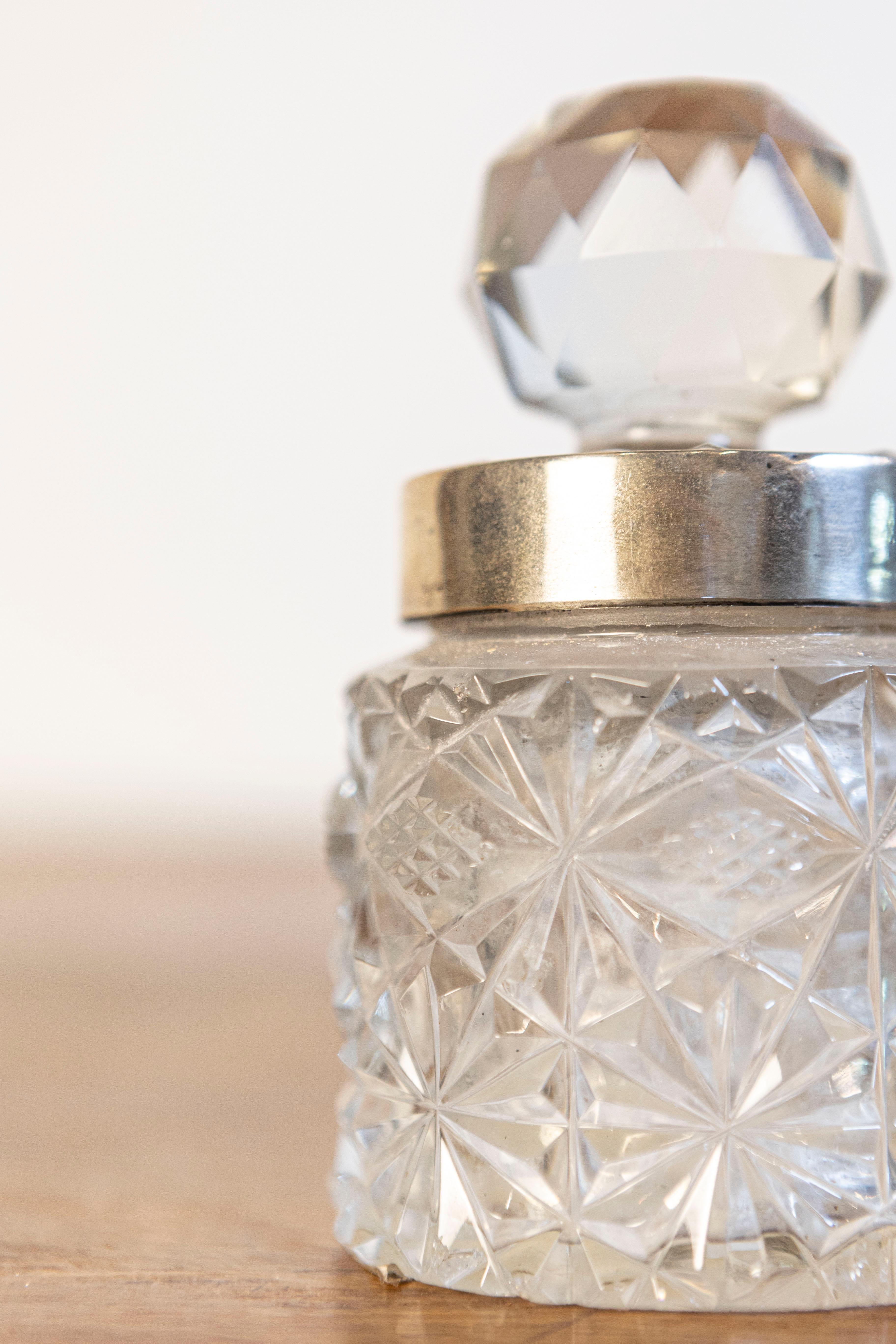 Caraffa inglese del XIX secolo in cristallo e argento con motivi a diamante e tappo a sfera In condizioni buone in vendita a Atlanta, GA