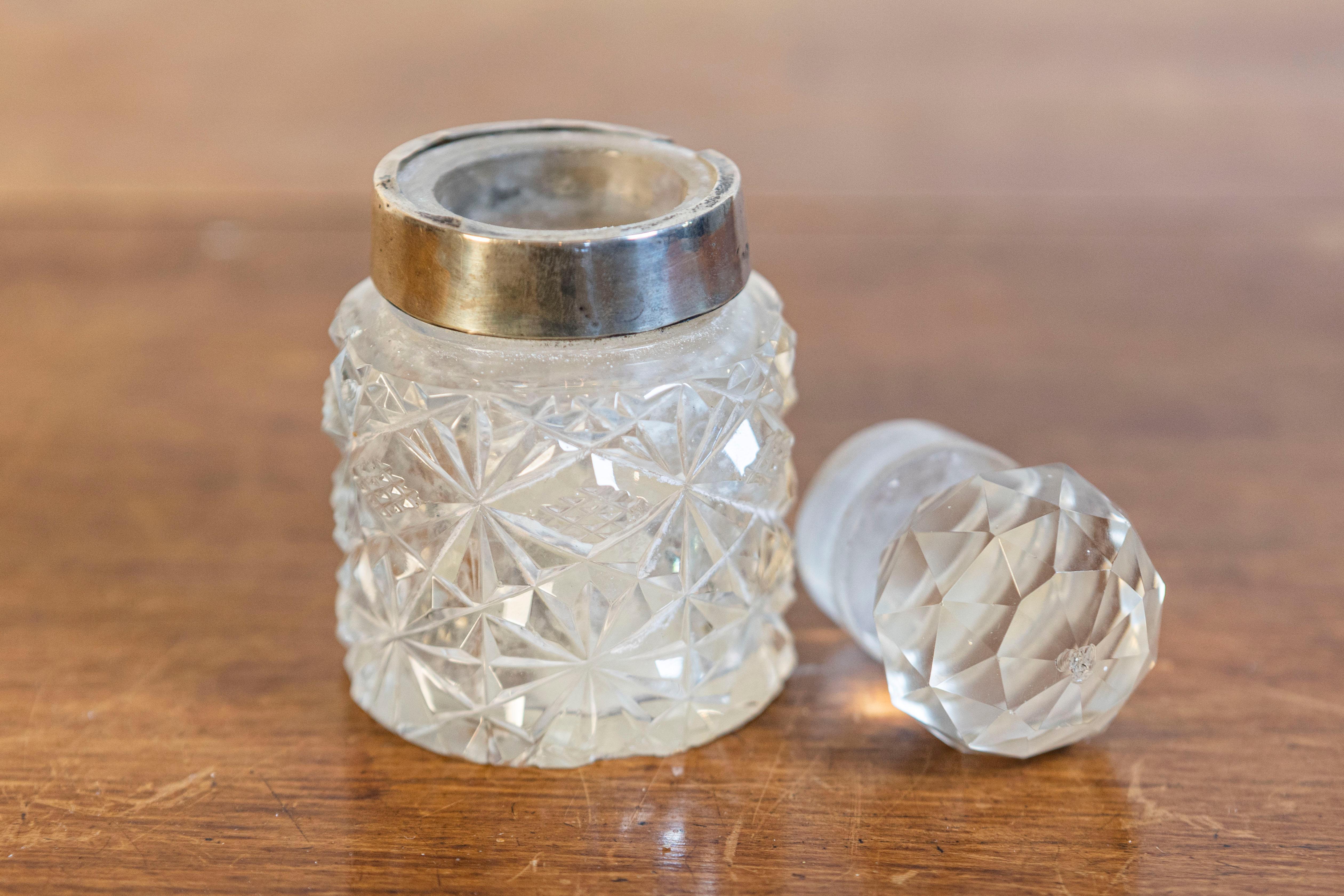 Argento Caraffa inglese del XIX secolo in cristallo e argento con motivi a diamante e tappo a sfera in vendita