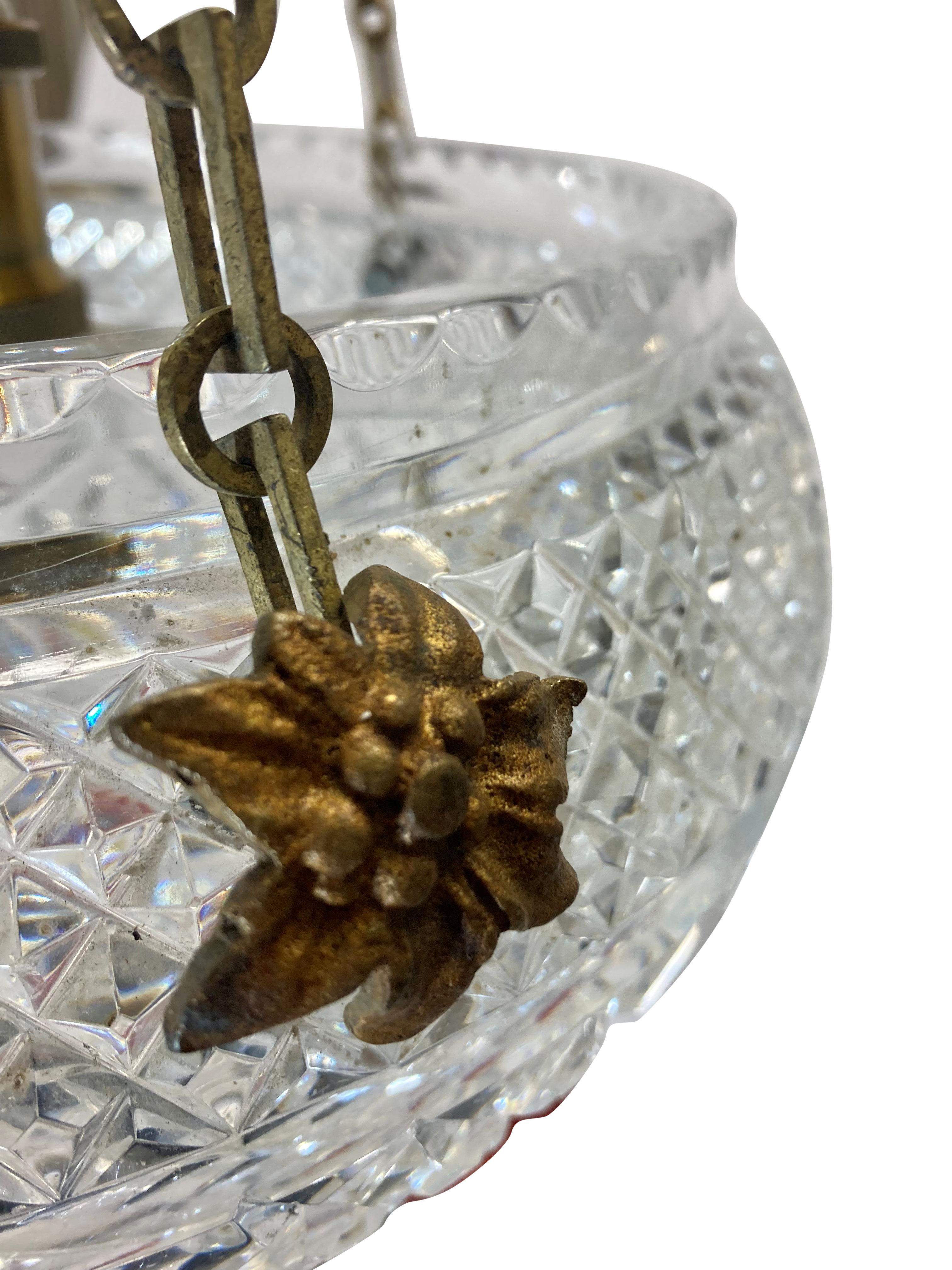 Eine englische Hängelampe aus geschliffenem Glas aus dem XIX. Jahrhundert, bestehend aus einer fein geschliffenen Glasschale, mit vergoldeten Bronzebeschlägen und einer Kette.