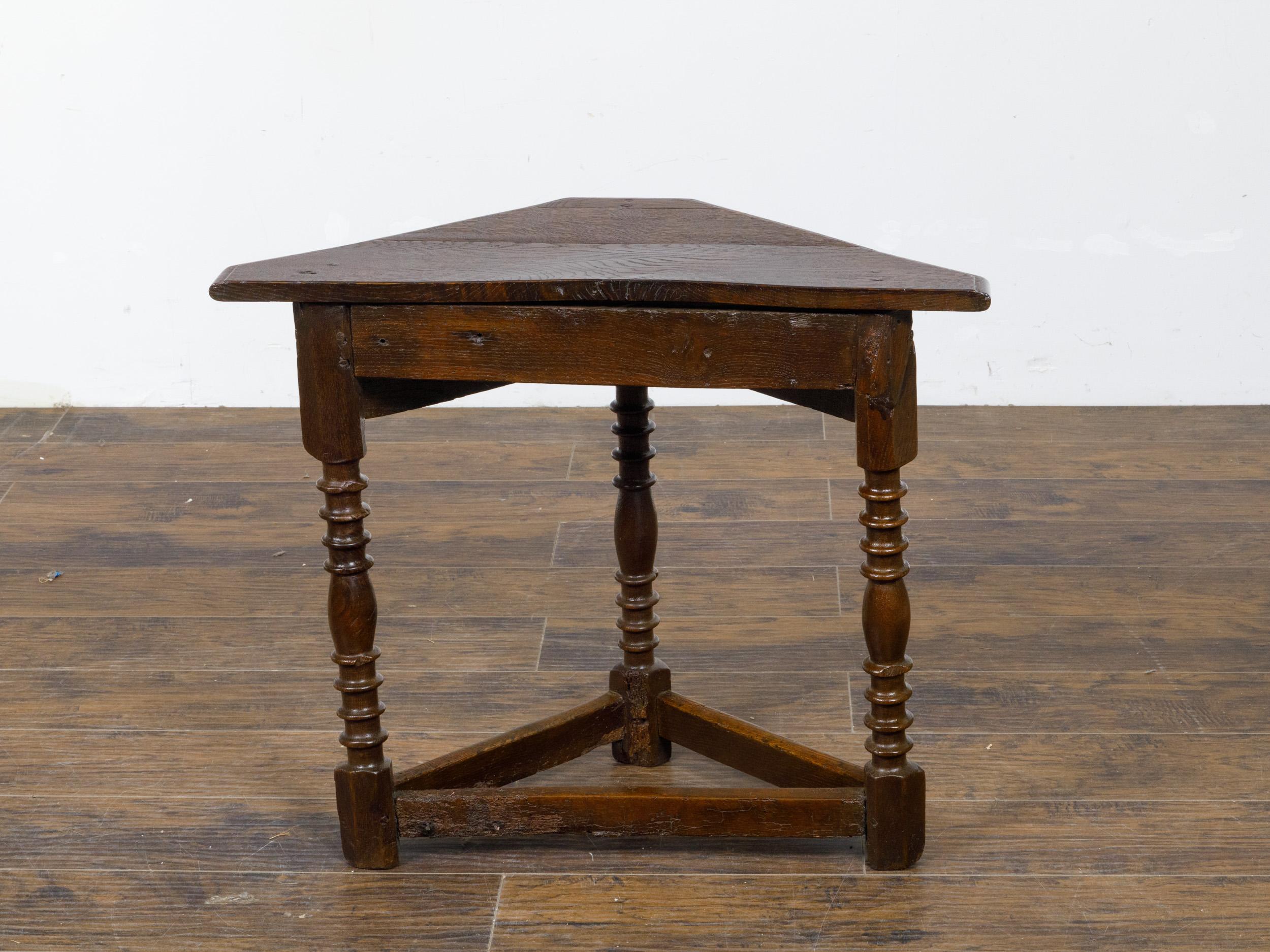 English 19th Century Dark Oak Triangular Demilune Table with Turned Legs For Sale 1