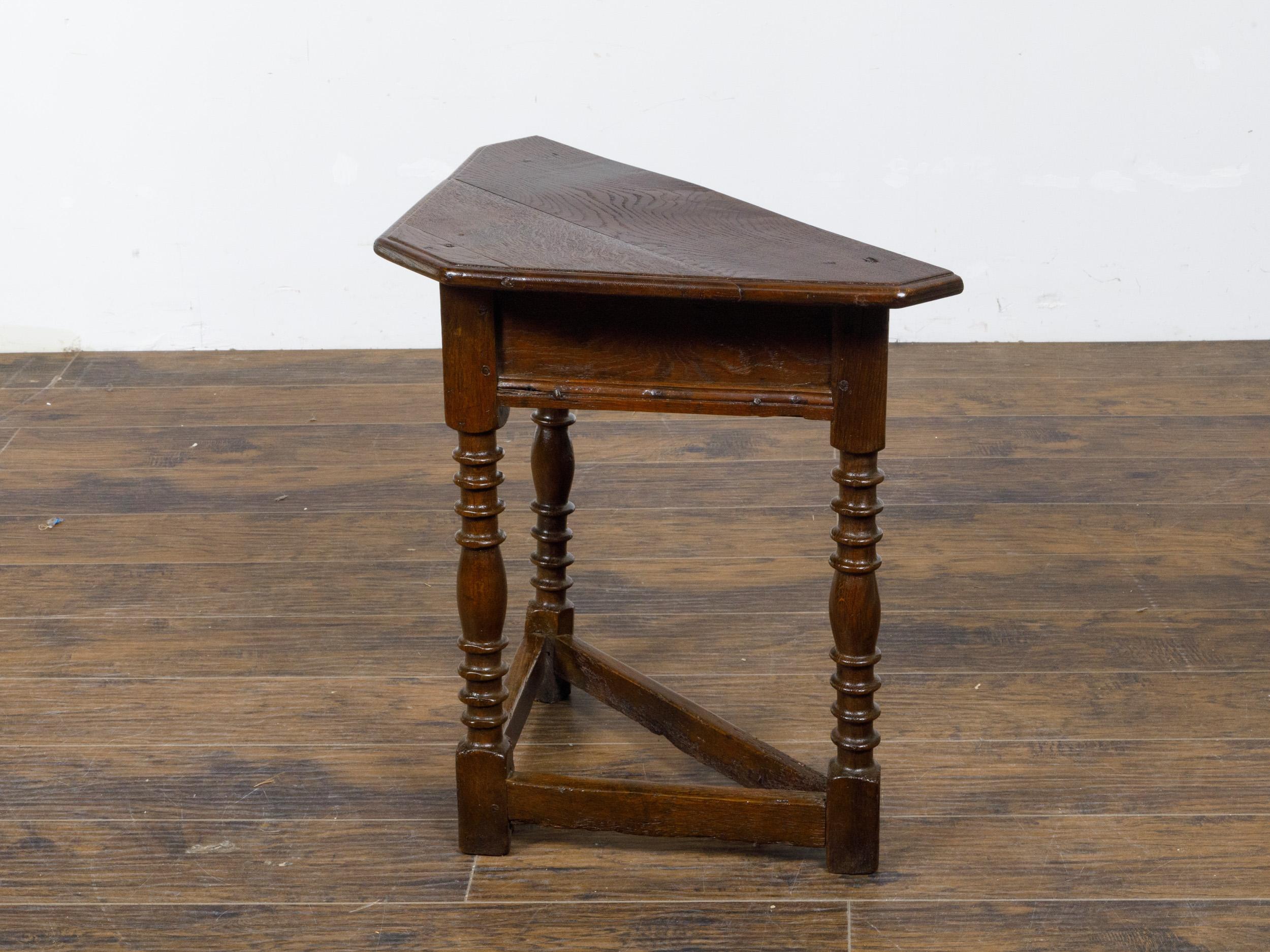 English 19th Century Dark Oak Triangular Demilune Table with Turned Legs For Sale 2