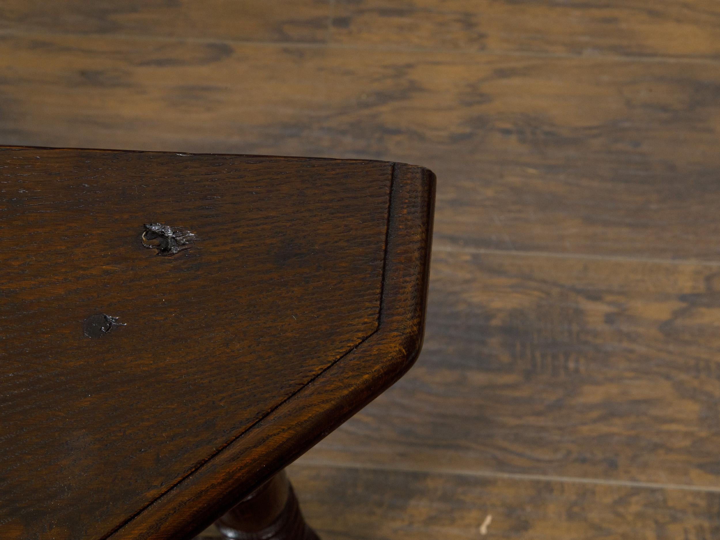 English 19th Century Dark Oak Triangular Demilune Table with Turned Legs For Sale 6