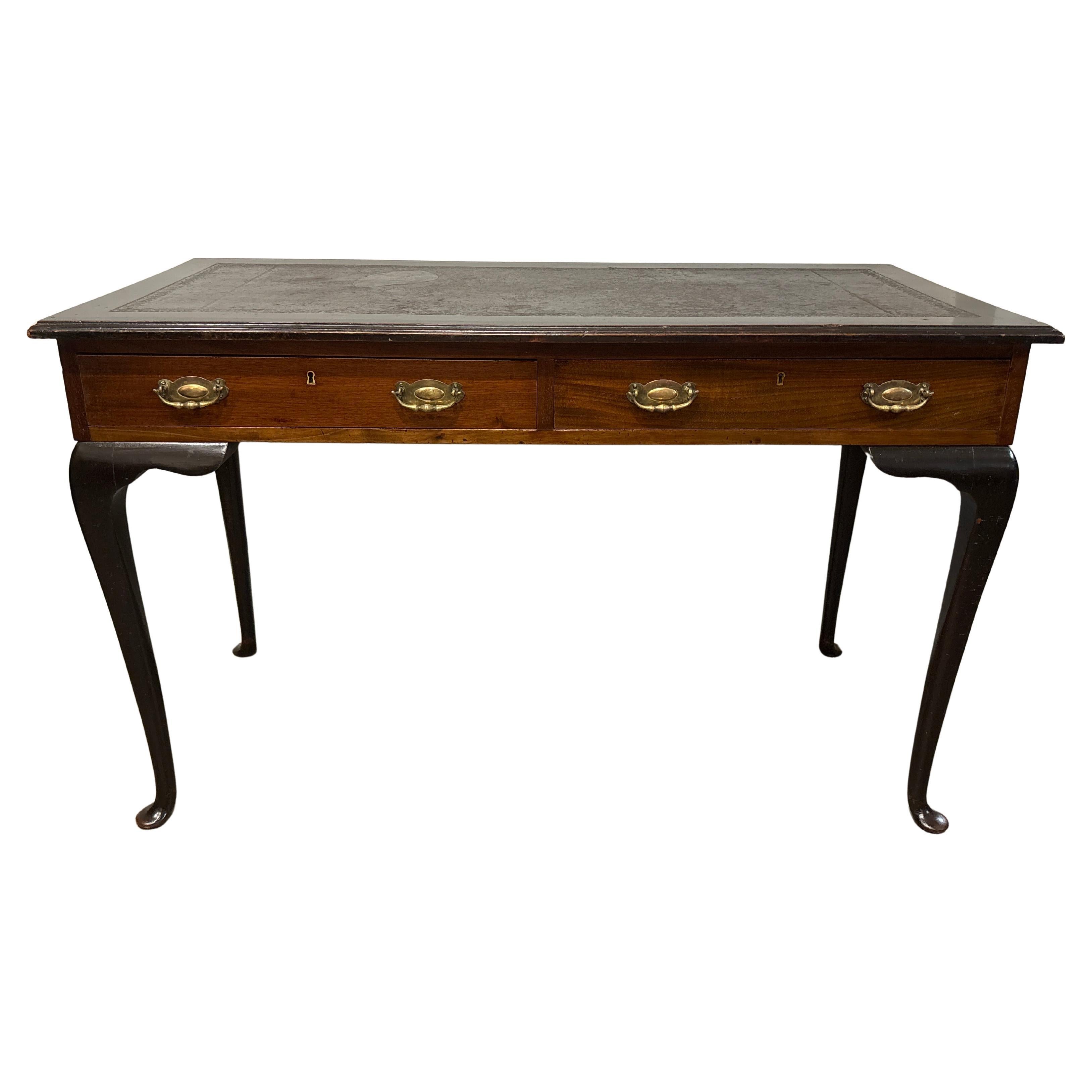 Ce magnifique bureau est fabriqué en noyer flammé sur le pourtour de la jupe.  et des pieds laqués noirs. Cette composition de mélange de 2 couleurs marron et noir est très chic. Il est recouvert de cuir noir.