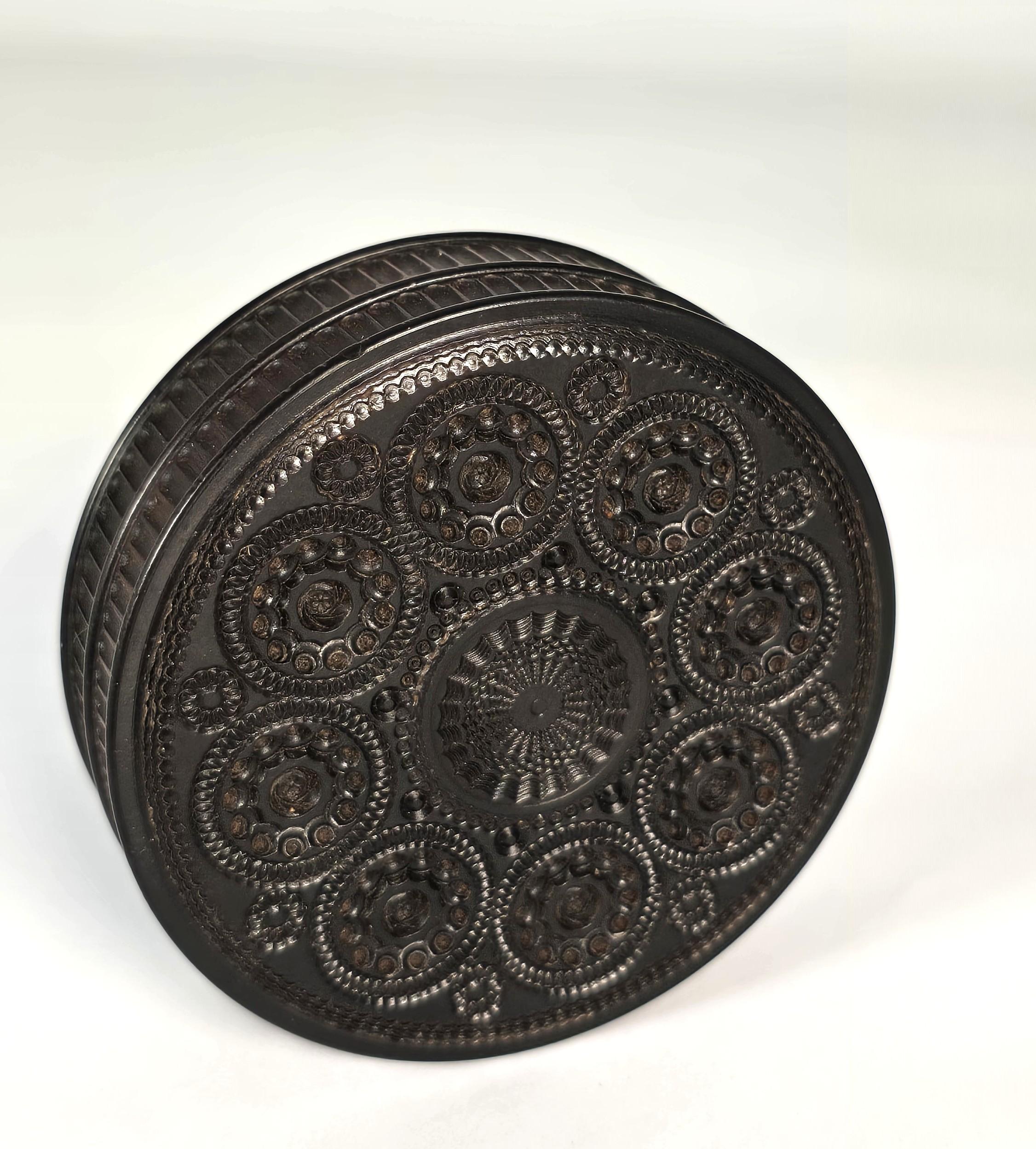 This masterfully engineered and very complicated English ebony engine turned table snuff box dates to the mid 19th century.

It has been hand machined from solid ebony with multiple repeated intricate circular designs to the top, which radiate