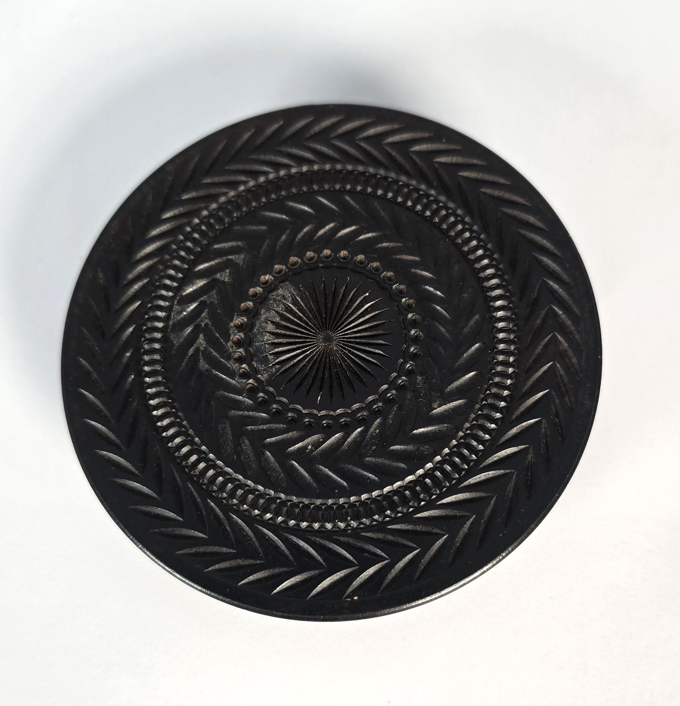 English 19th century desk snuff box circa 1840 For Sale 3