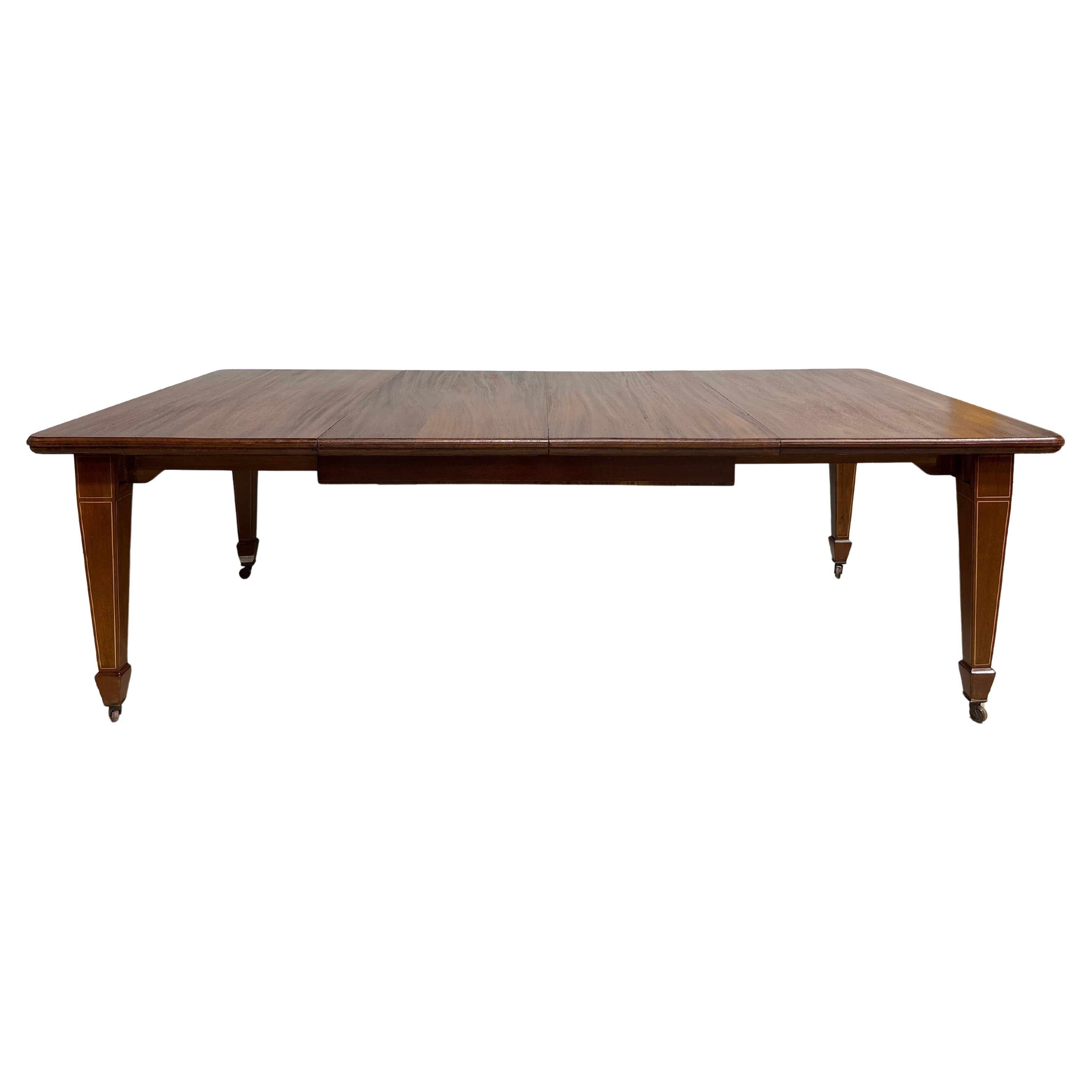 Esta maravillosa Mesa de Comedor es de caoba rubia flameada y tiene 2 extensiones en el centro. Hay una manivela que te permite abrir la mesa para colocar las extensiones. La mesa está firmada y cuando está sin extensiones, las dimensiones son: