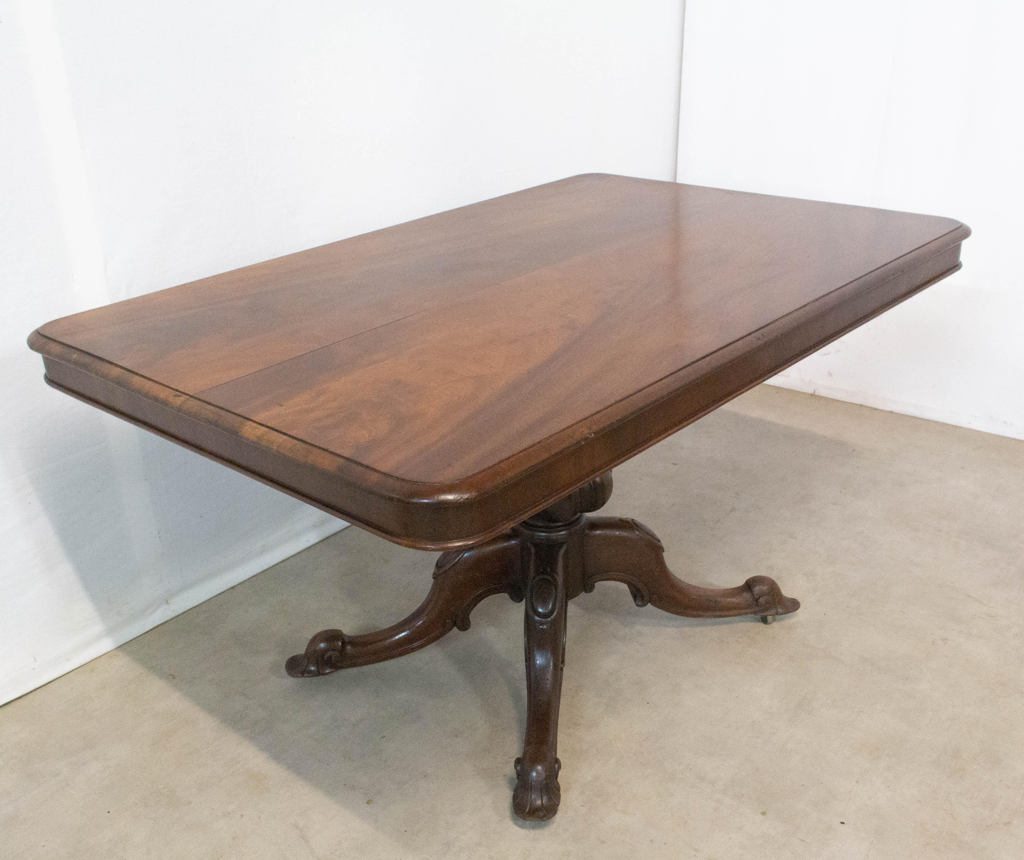 Tilt-top dining table, English 19th century.
Raised on four swept legs.
Hand carved exotic wood.
The table legs are mounted on casters.
Good antique condition with very good patina minor signs of use for its age.
Dimensions when the table top is
