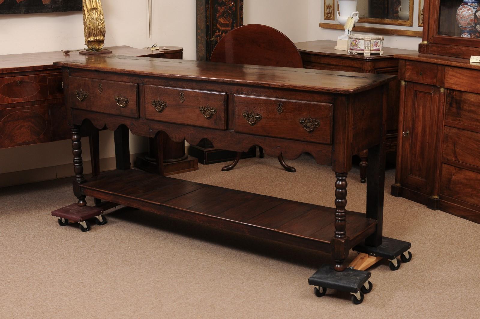 English 19th Century Dresser Base in oak with 3 Drawers, Turned Legs For Sale 7