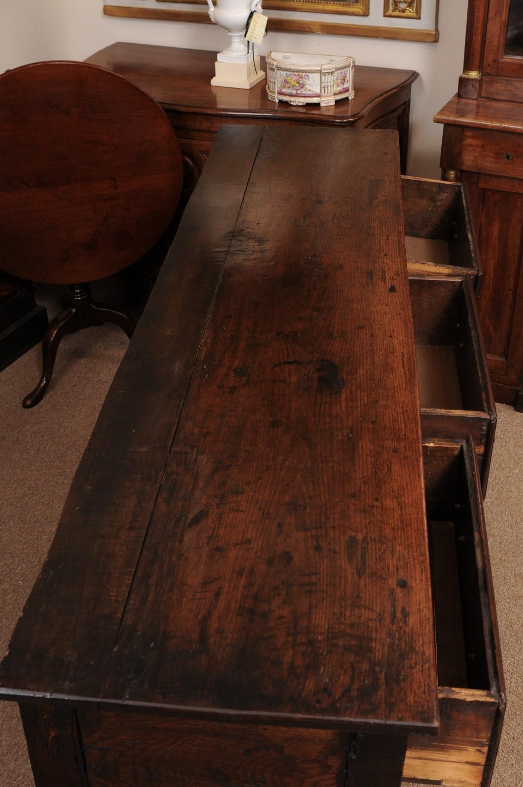 English 19th Century Dresser Base in oak with 3 Drawers, Turned Legs For Sale 1