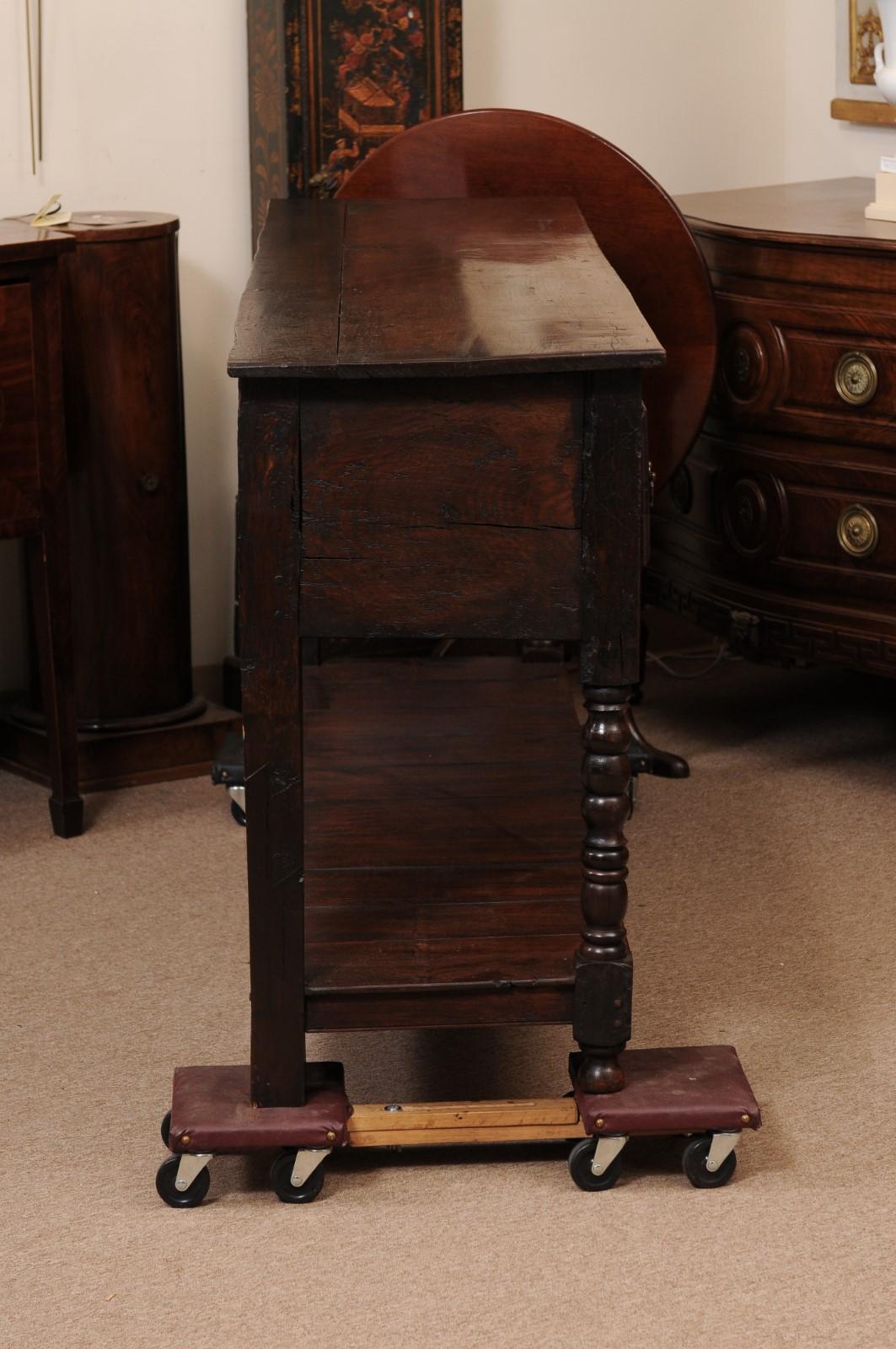 English 19th Century Dresser Base in oak with 3 Drawers, Turned Legs For Sale 2
