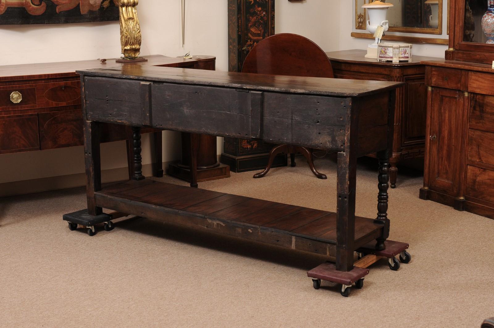 English 19th Century Dresser Base in oak with 3 Drawers, Turned Legs For Sale 3